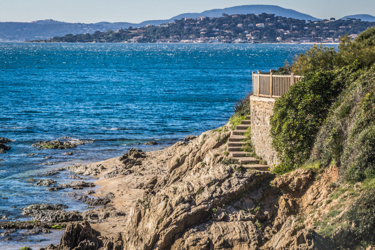 Sentier des douaniers, criques et mer avec son escalier