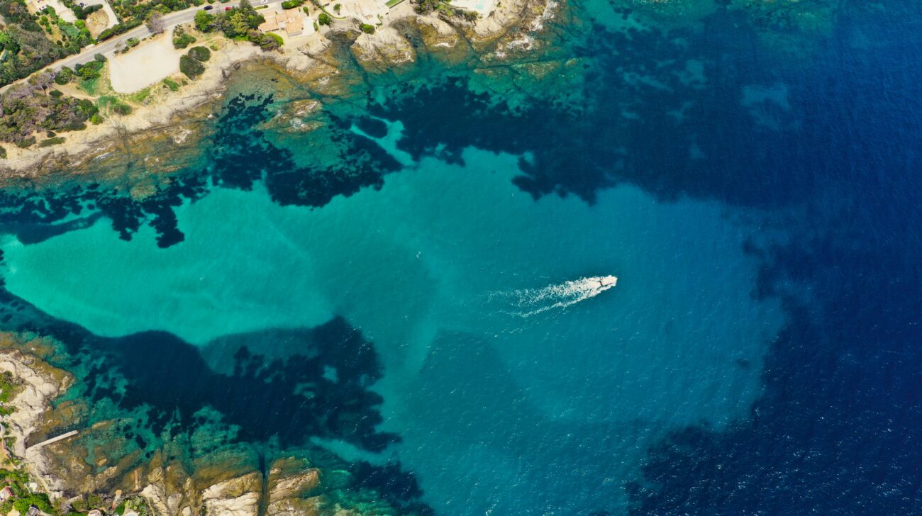 vu du ciel d'une calanque, eau turquoise