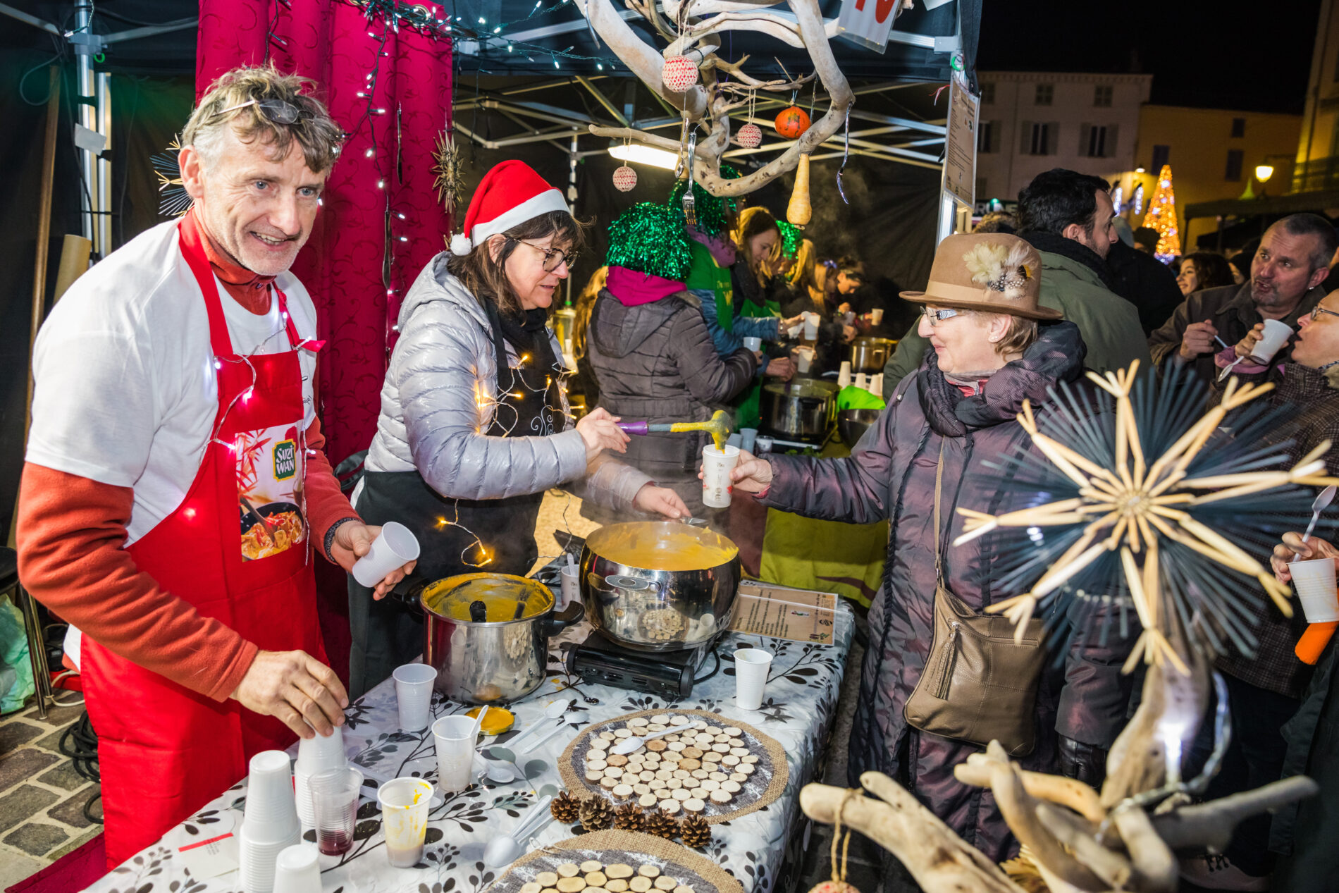 personne servant de la soupe