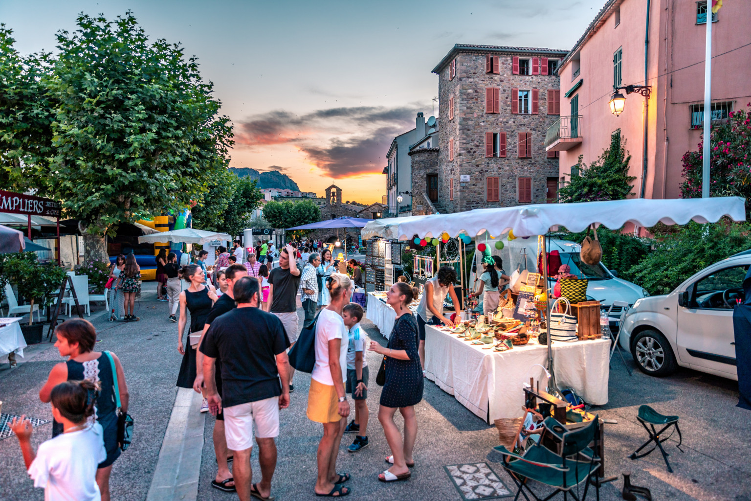 marché nocturne village