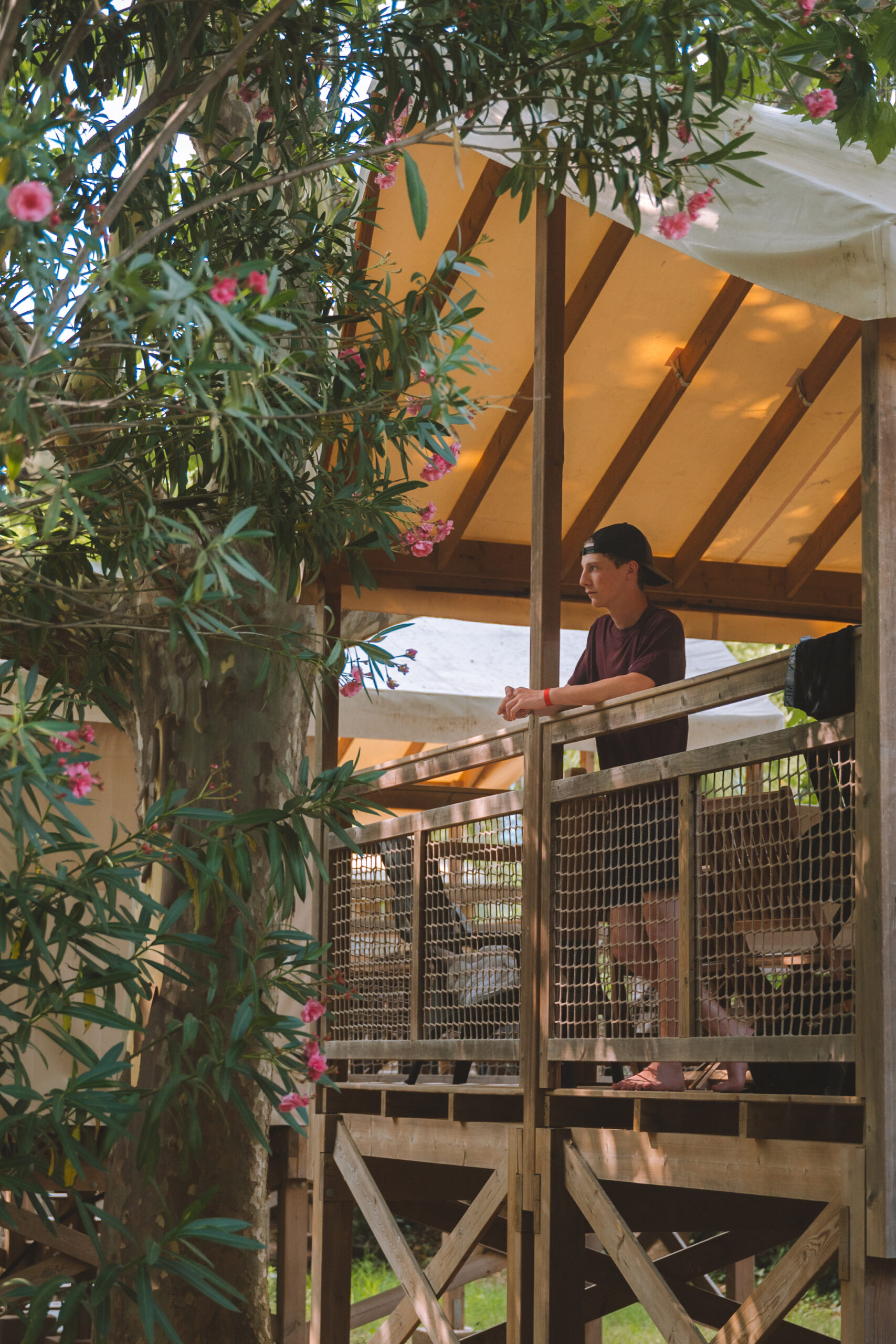 tente lodge avec adolescent