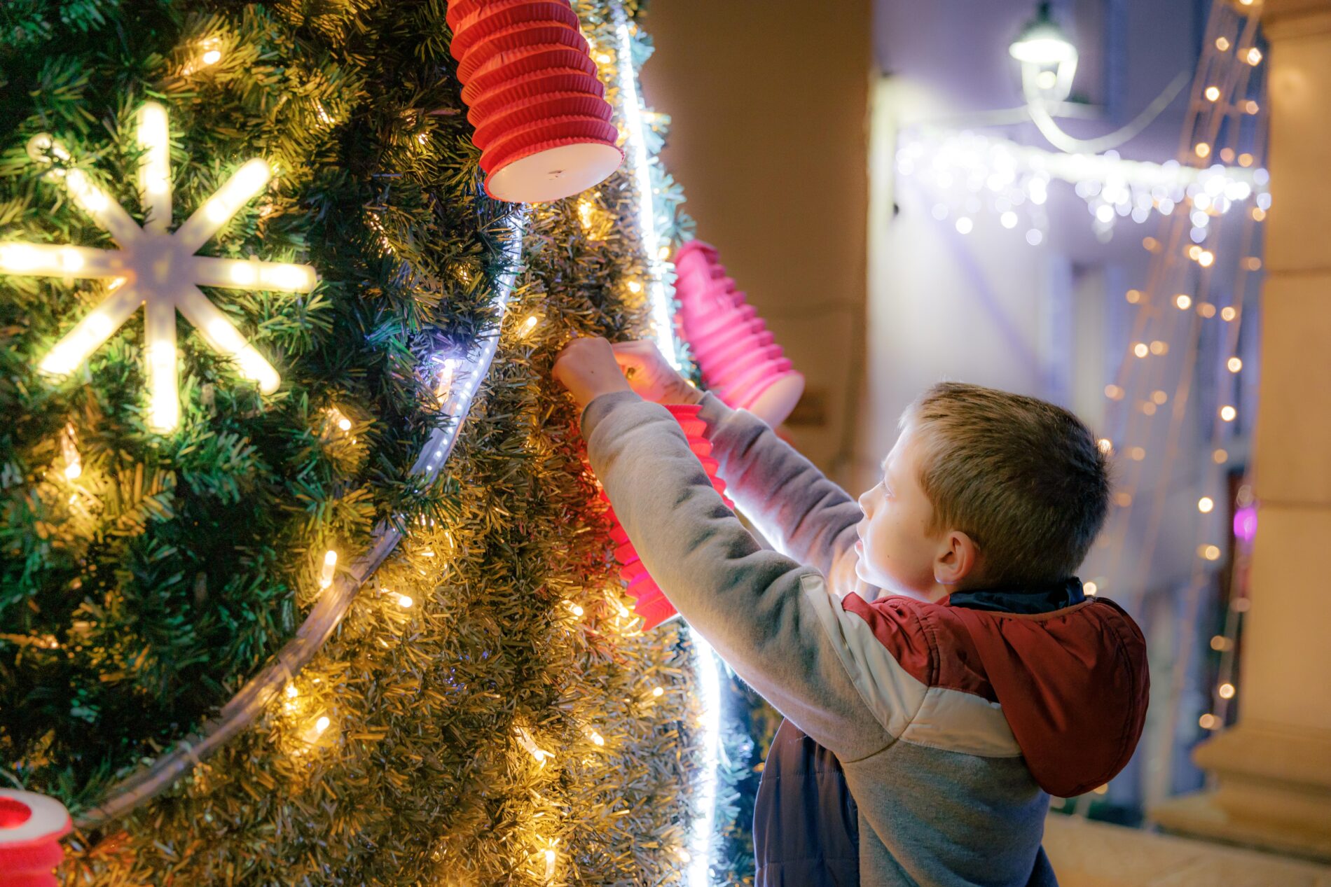 décoration de sapin de noël et enfant