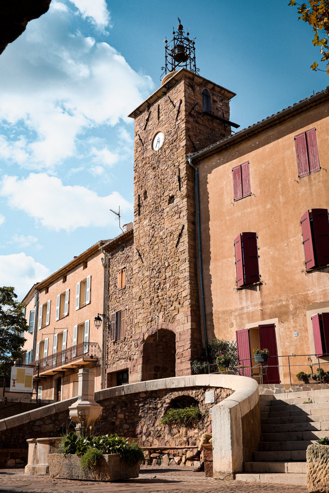 Tour de l'horloge et fontaine vieille