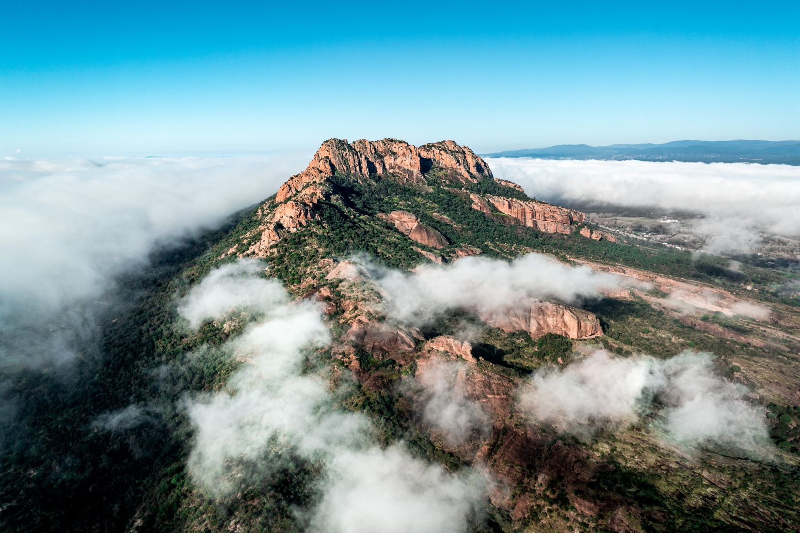 brume autour du rocher de roquebrune