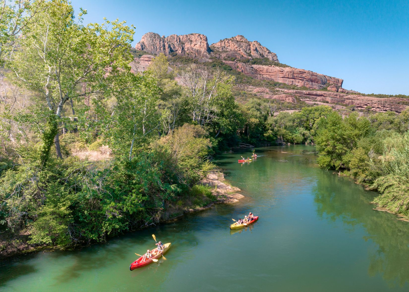 kayaks sur l'Argens avec le rocher de Roquebrune en fond