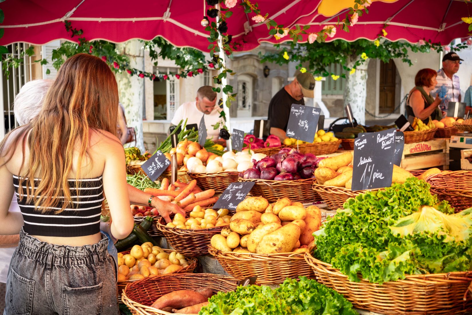marché de Roquebrune avec un stand de fruits et légumes
