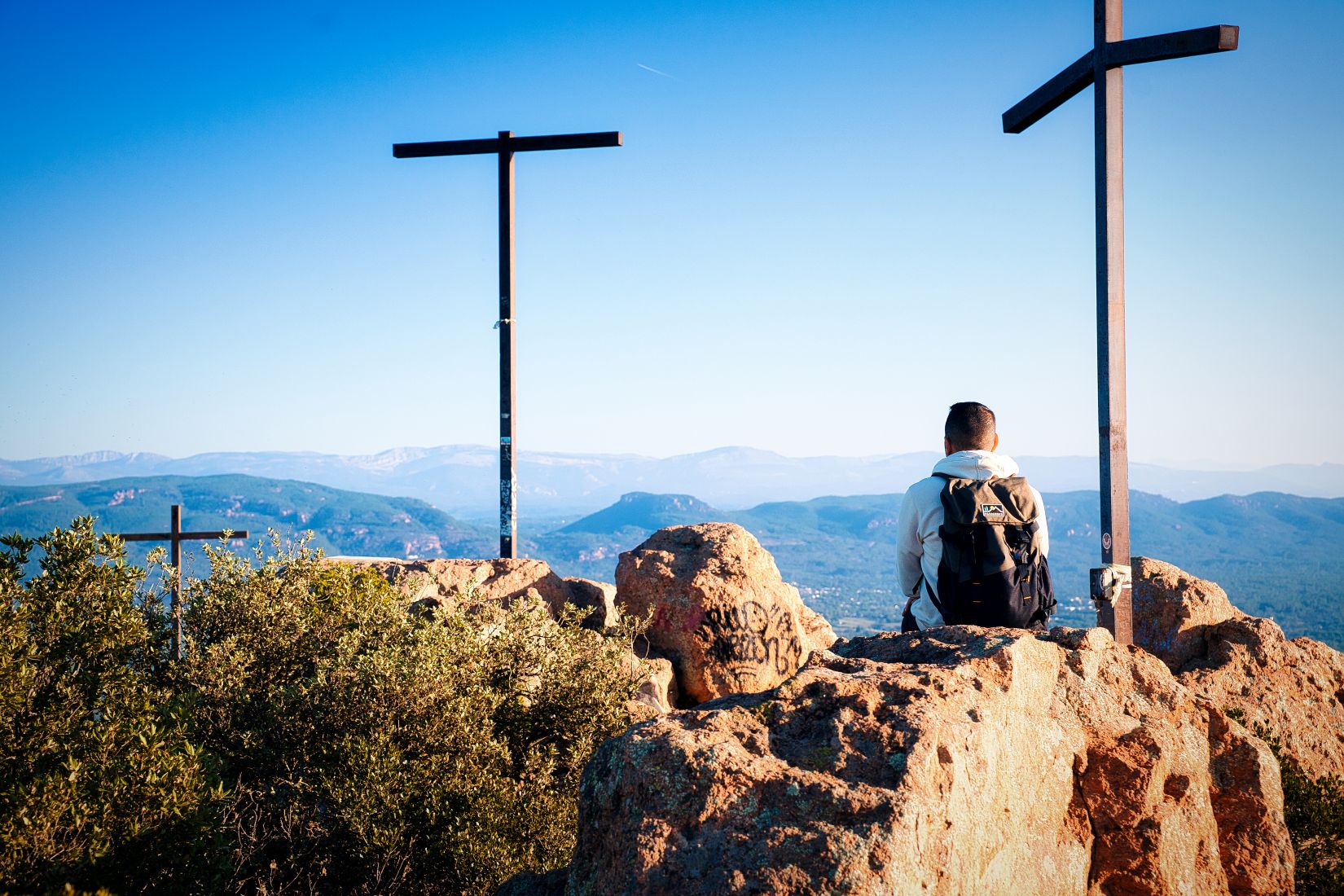 rocher de Roquebrune avec un randonneur et les trois crois