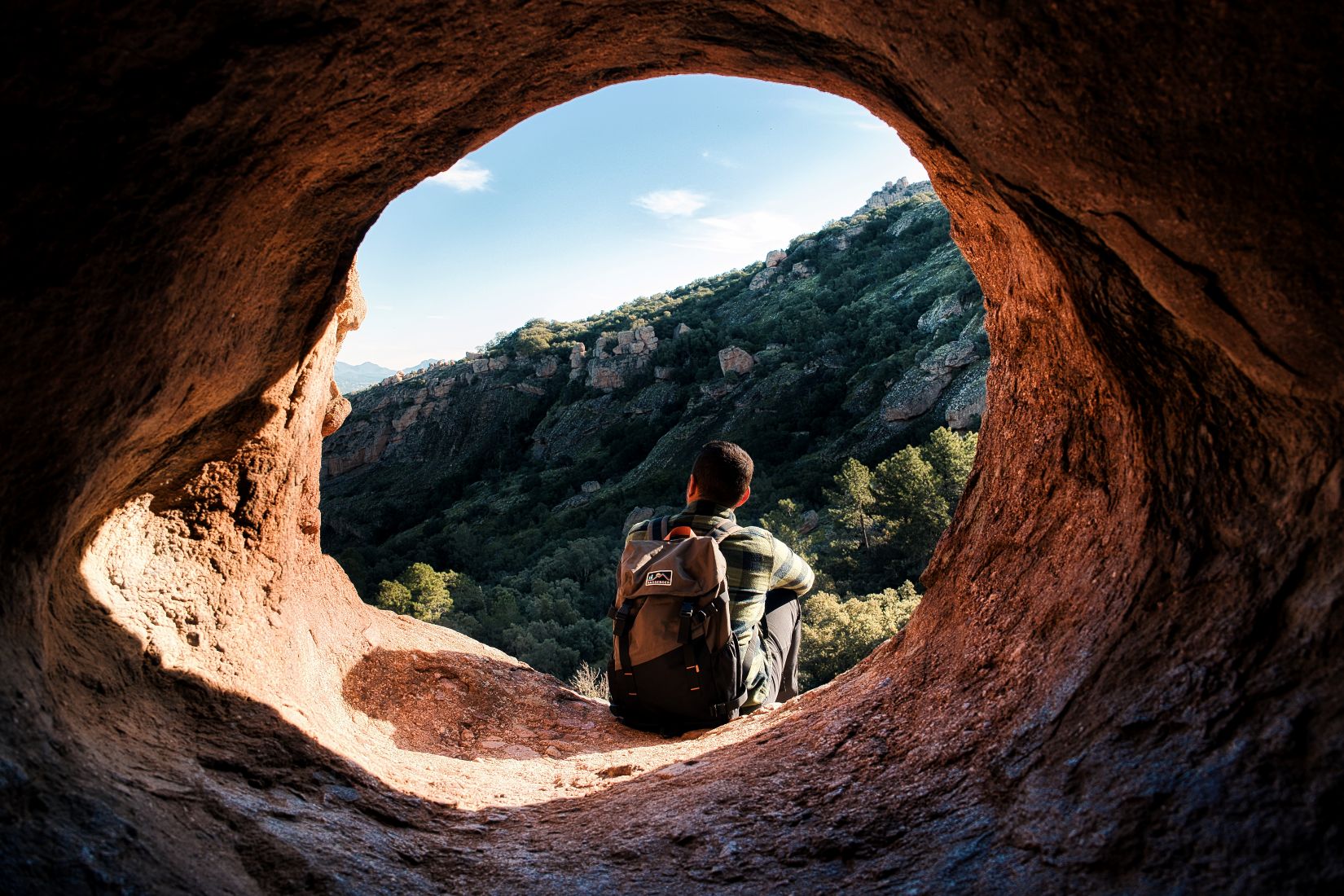 un randonneur dans l'abris sous roche au niveau du rocher de roquebrune