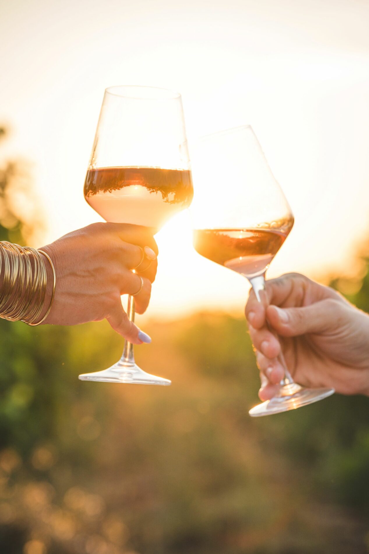 deux verres de rosé qui trinquent