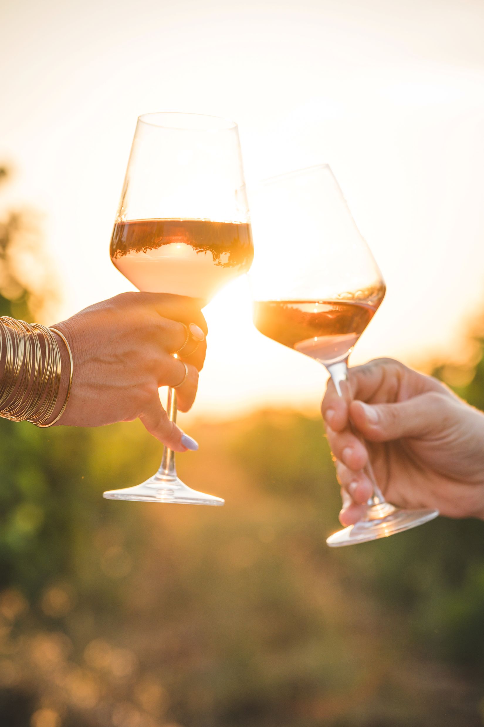 deux verres de rosé qui trinquent