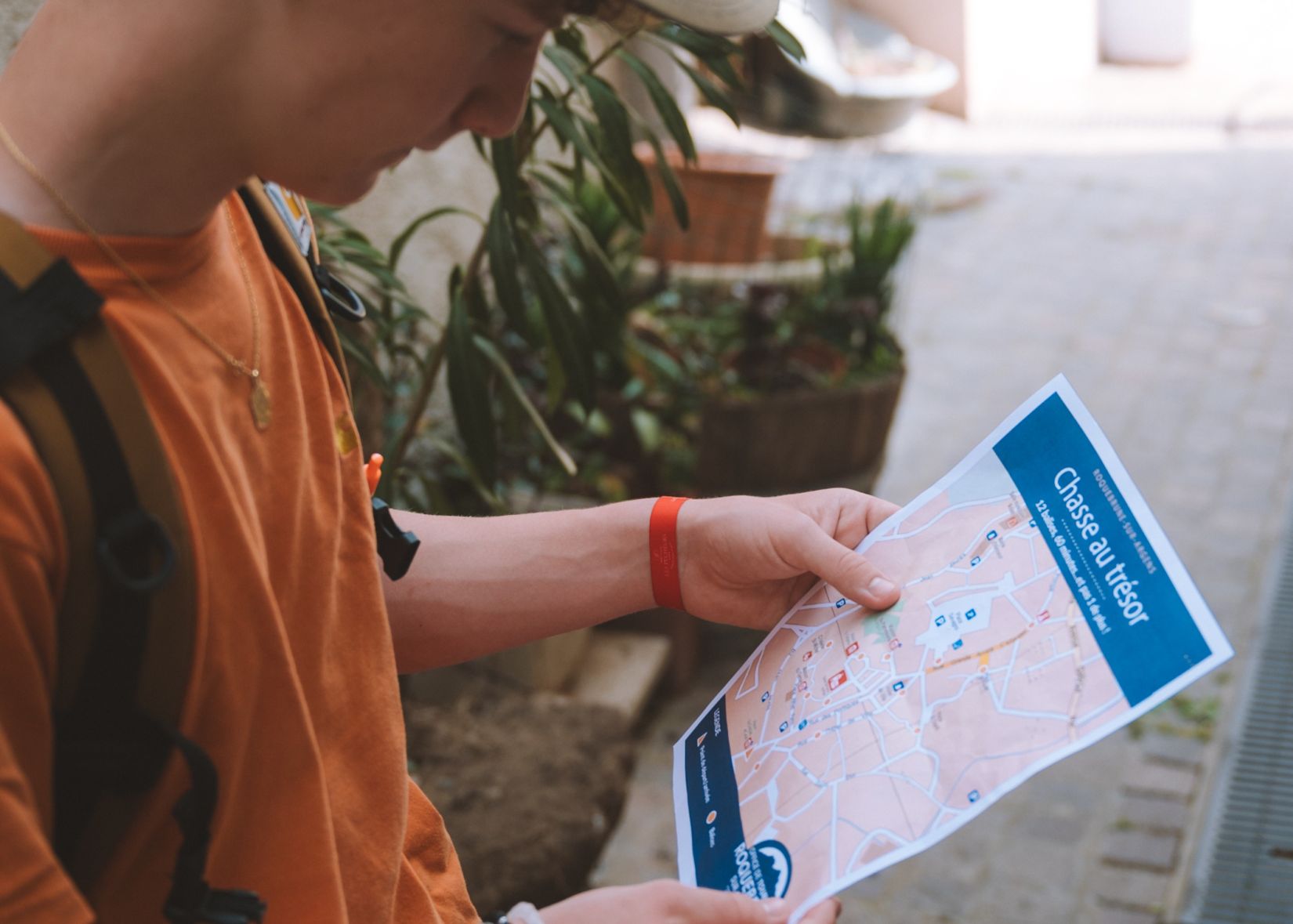 un enfant tient une carte de chasse au trésor