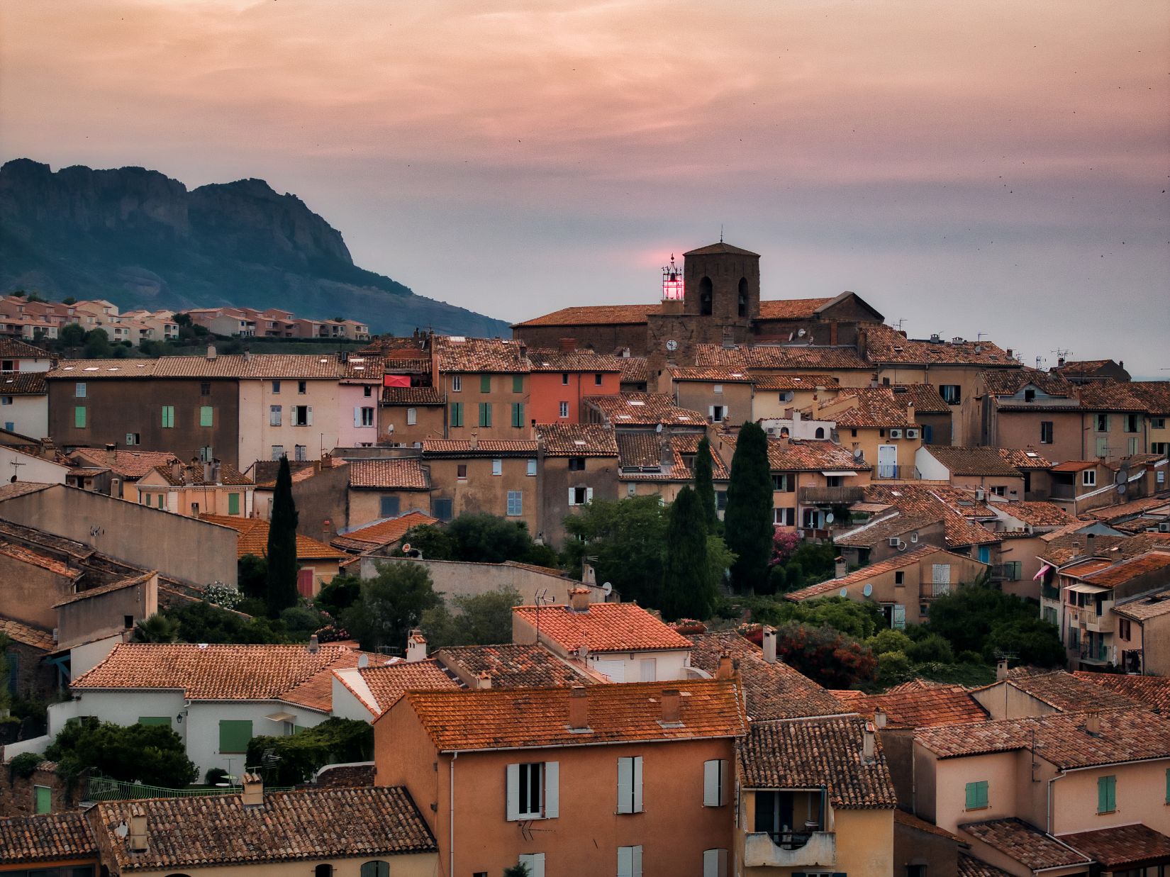coucher de soleil sur le village de roquebrune avec le rocher en fond