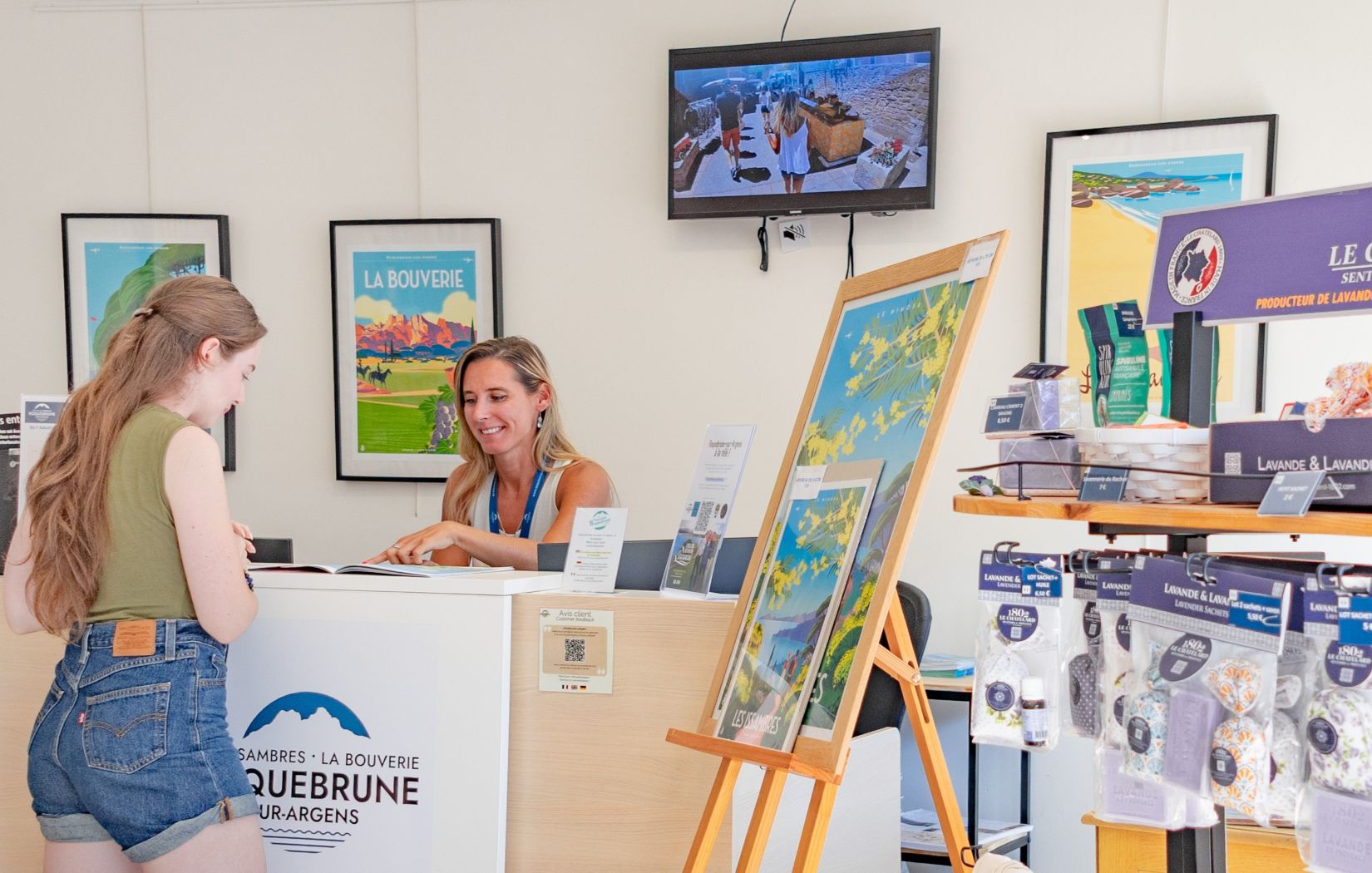 une conseillère en séjour aux Issambres renseigne une touriste sur les informations de la commune