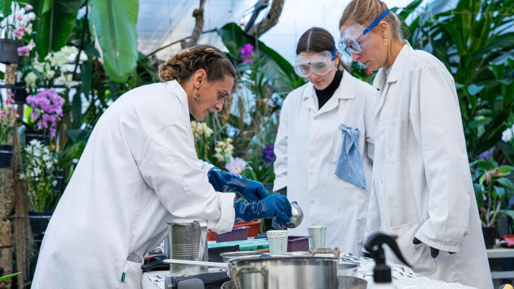 un atelier de création de cosmétique et savon avec trois personnes