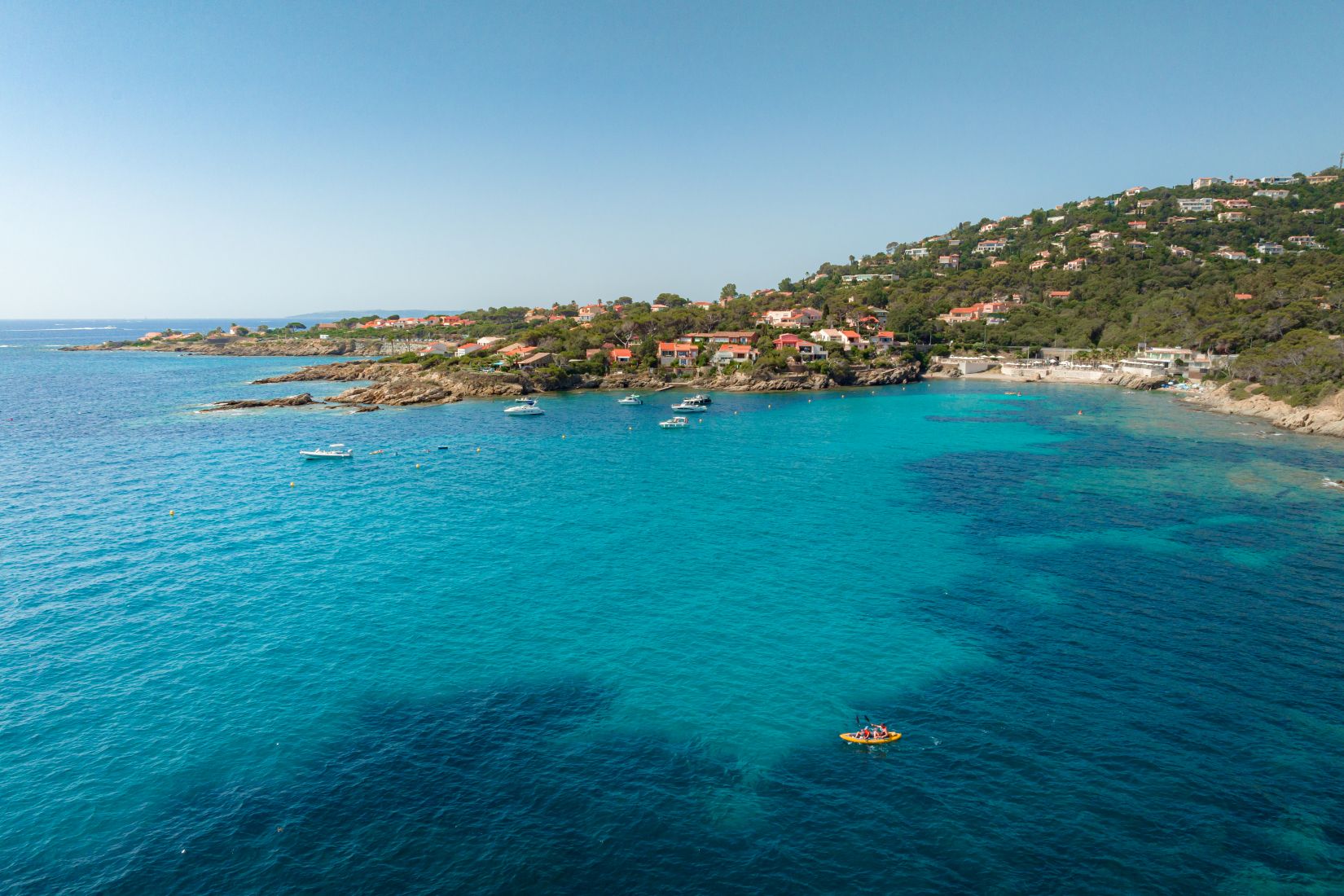 la calanque de bonne eau aux issambres vue aérienne avec un bateau et un canoë. Eau turquoise
