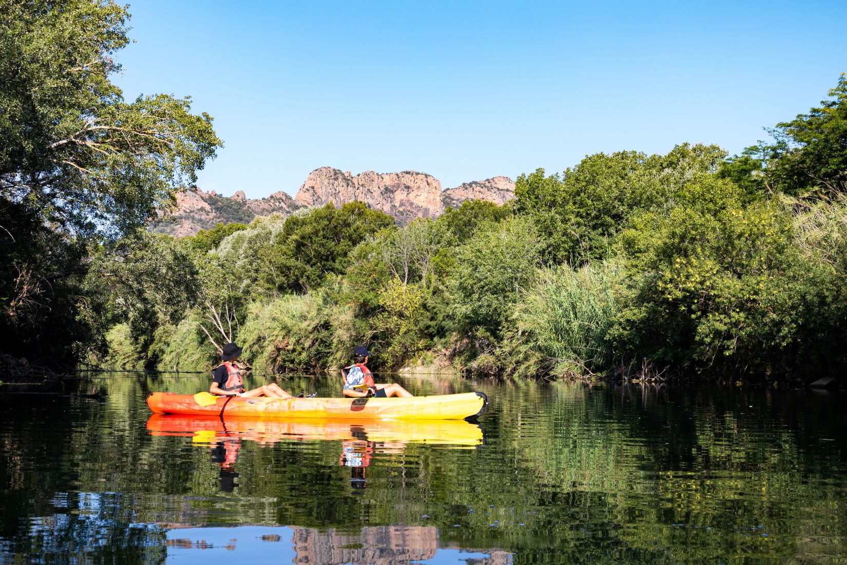 deux enfants qui sont dans un canoë , qui regardent vers le rocher de Roquebrune