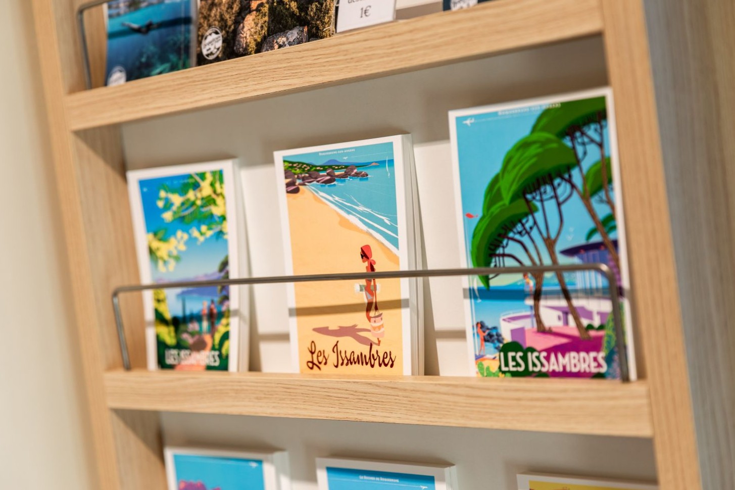 présentoir des cartes postales de l'office de tourisme