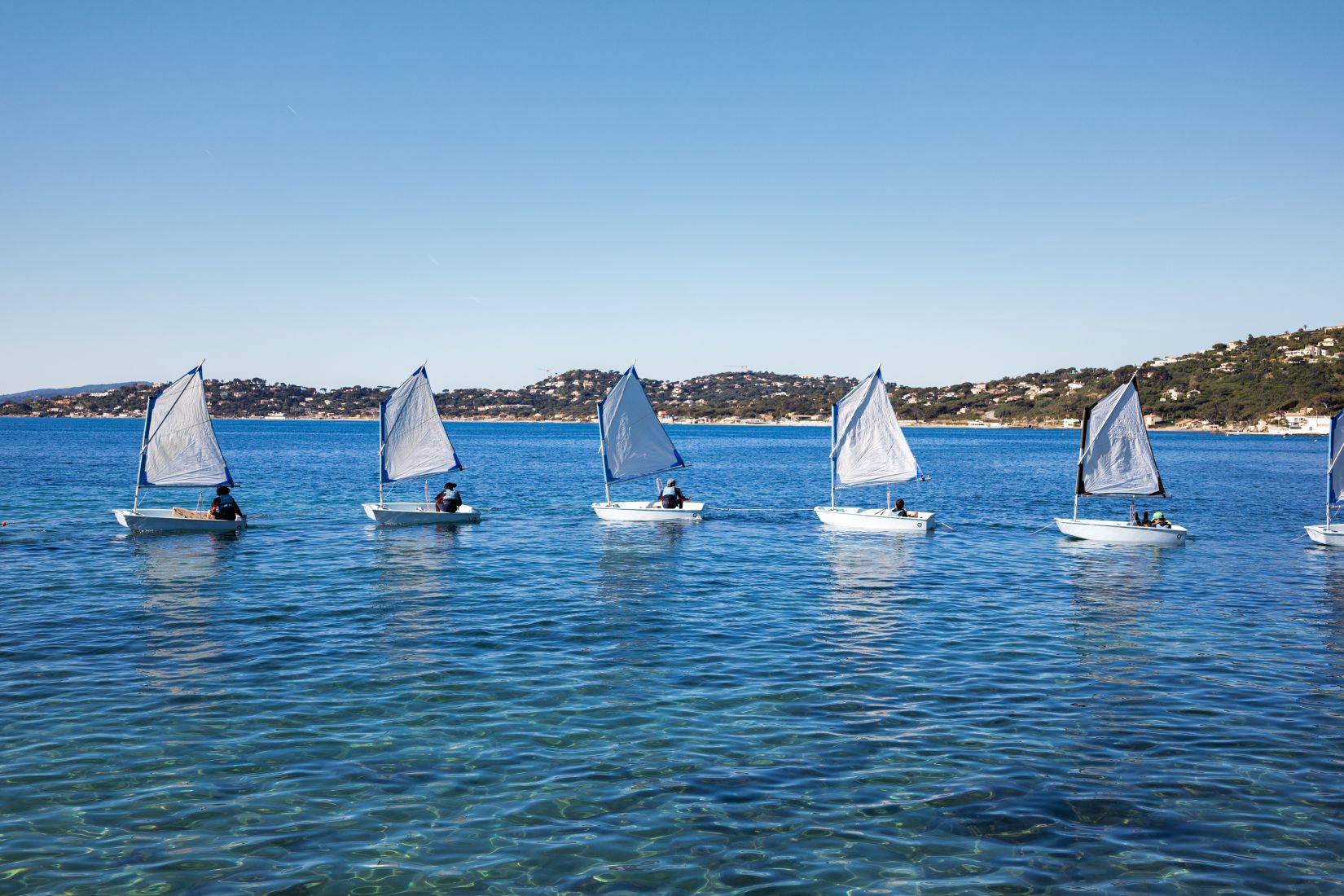 6 petits bateaux qui naviguent à la file indienne aux Issambres