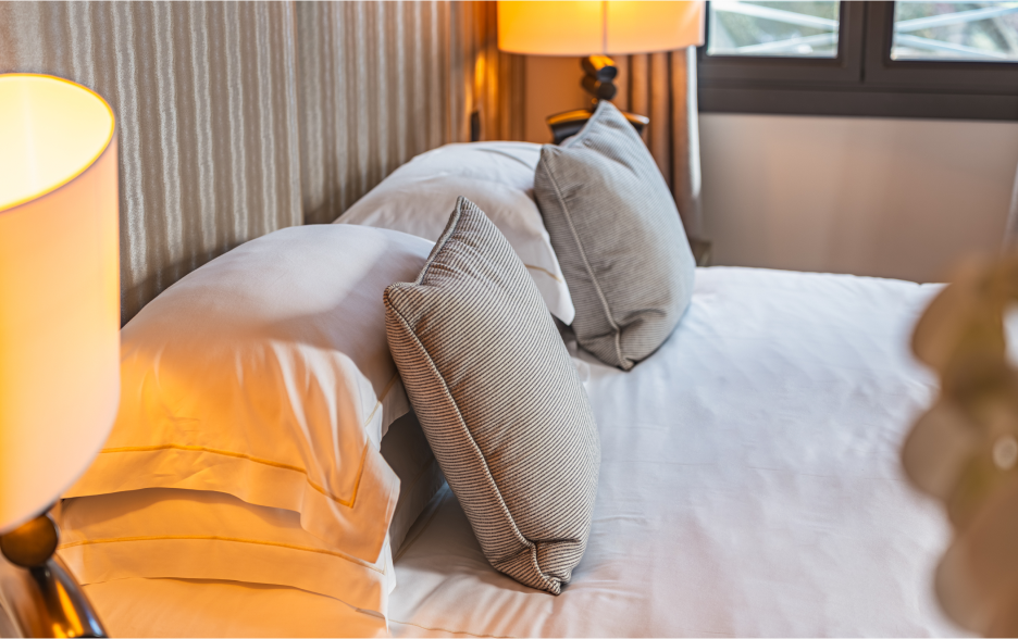 lit avec coussin et lumière de chevet