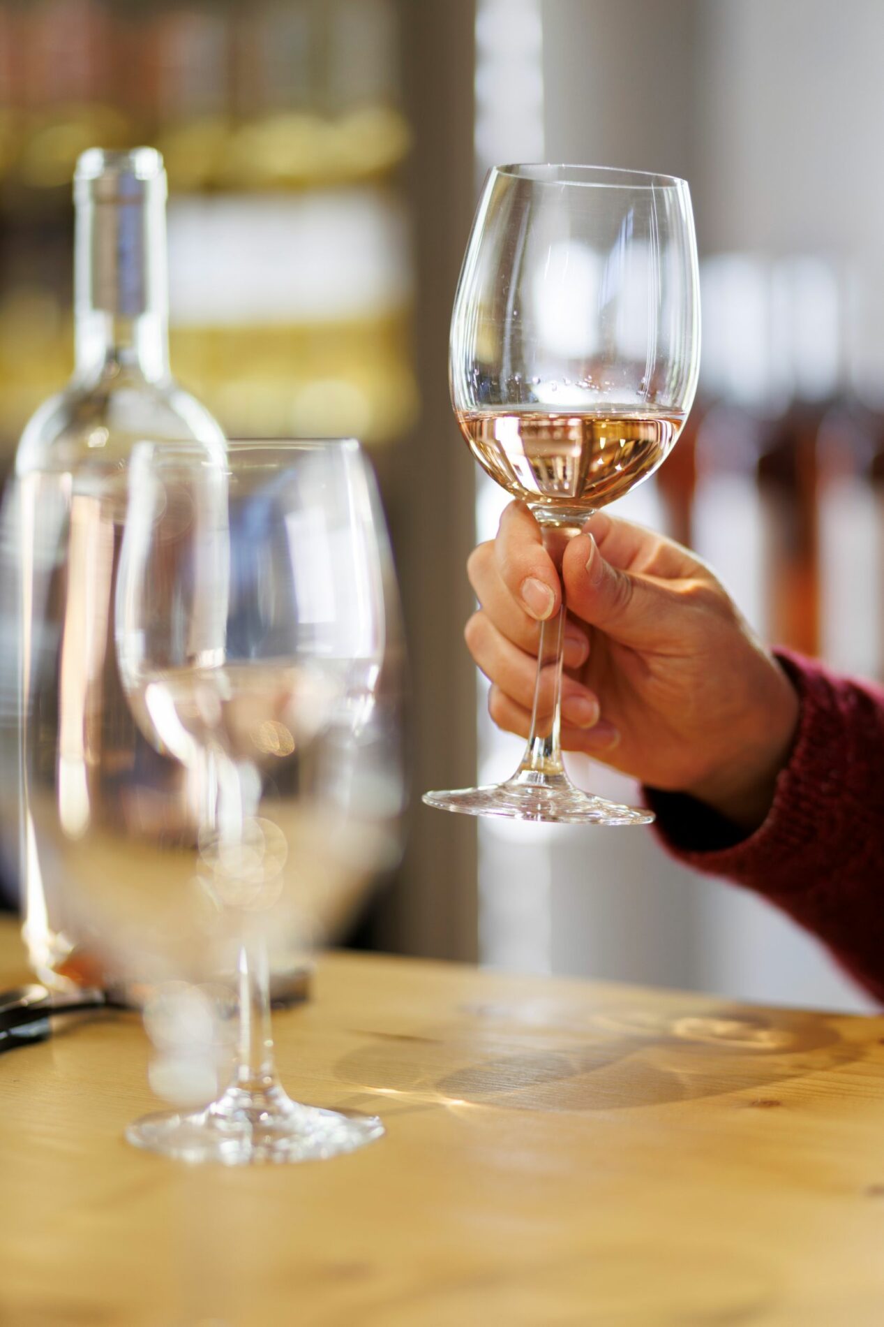 dégustation d'un verre de vins à la maison du terroir