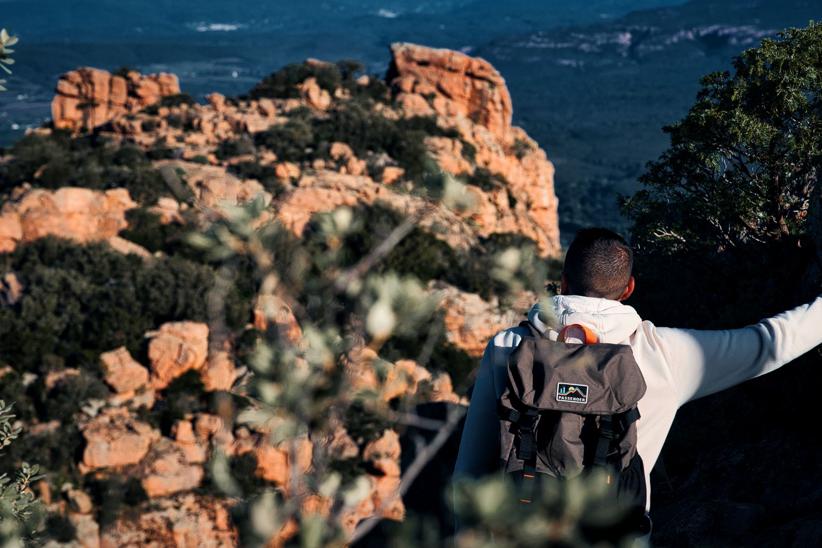 une personne qui regarde l'horizon avec un sac a dos au rocher de Roquebrune