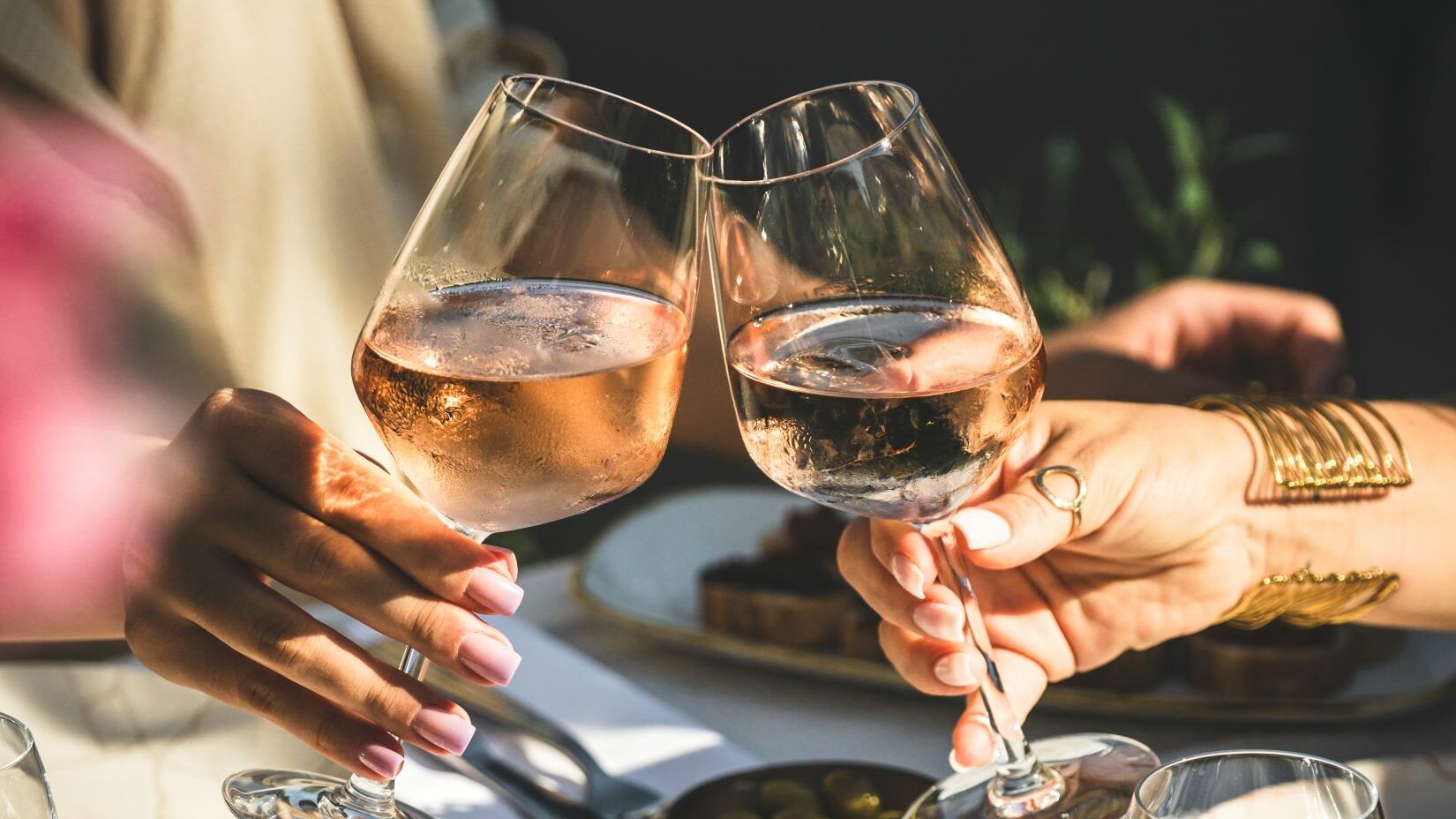 deux verres de rosé qui trinquent à l'apéritif