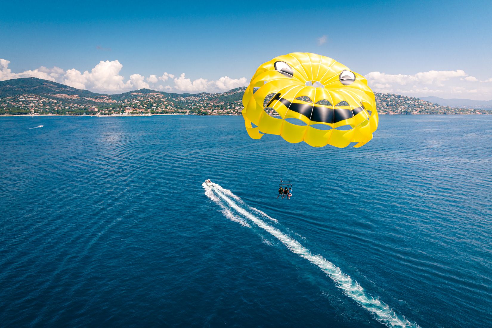 Parachute ascensionnel au-dessus de la mer Méditerranée avec vue sur les Issambres et le golfe de Saint-Tropez