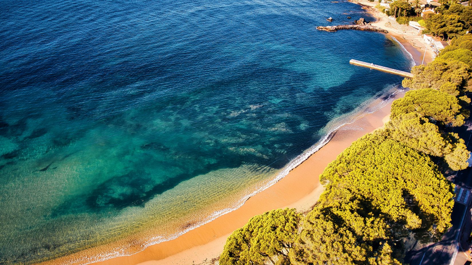 Vue aérienne de la plage de San Peïre aux Issambres avec sable doré et eaux turquoise de la Méditerranée