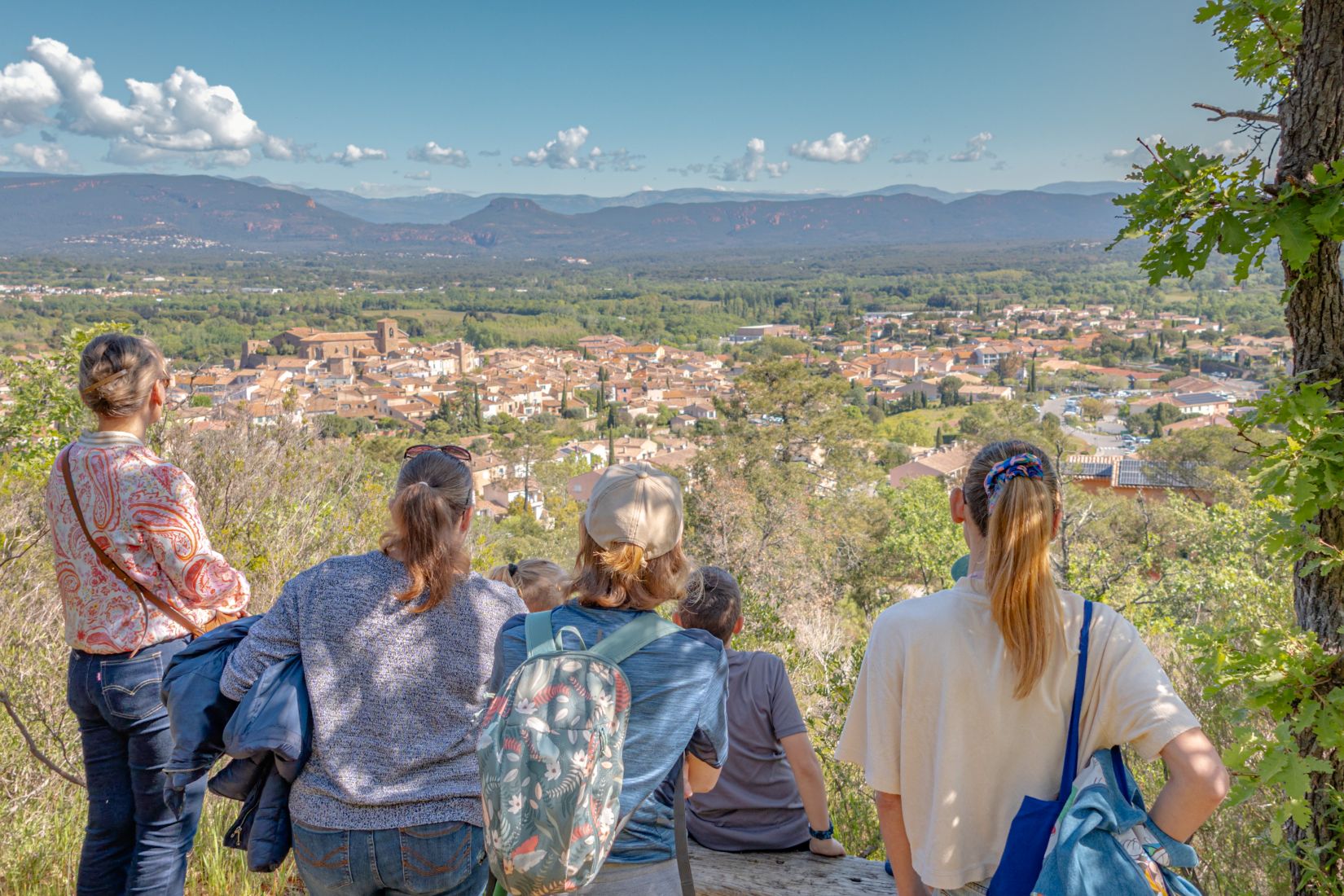 Familles admirant la vue panoramique sur le village de Roquebrune-sur-Argens
