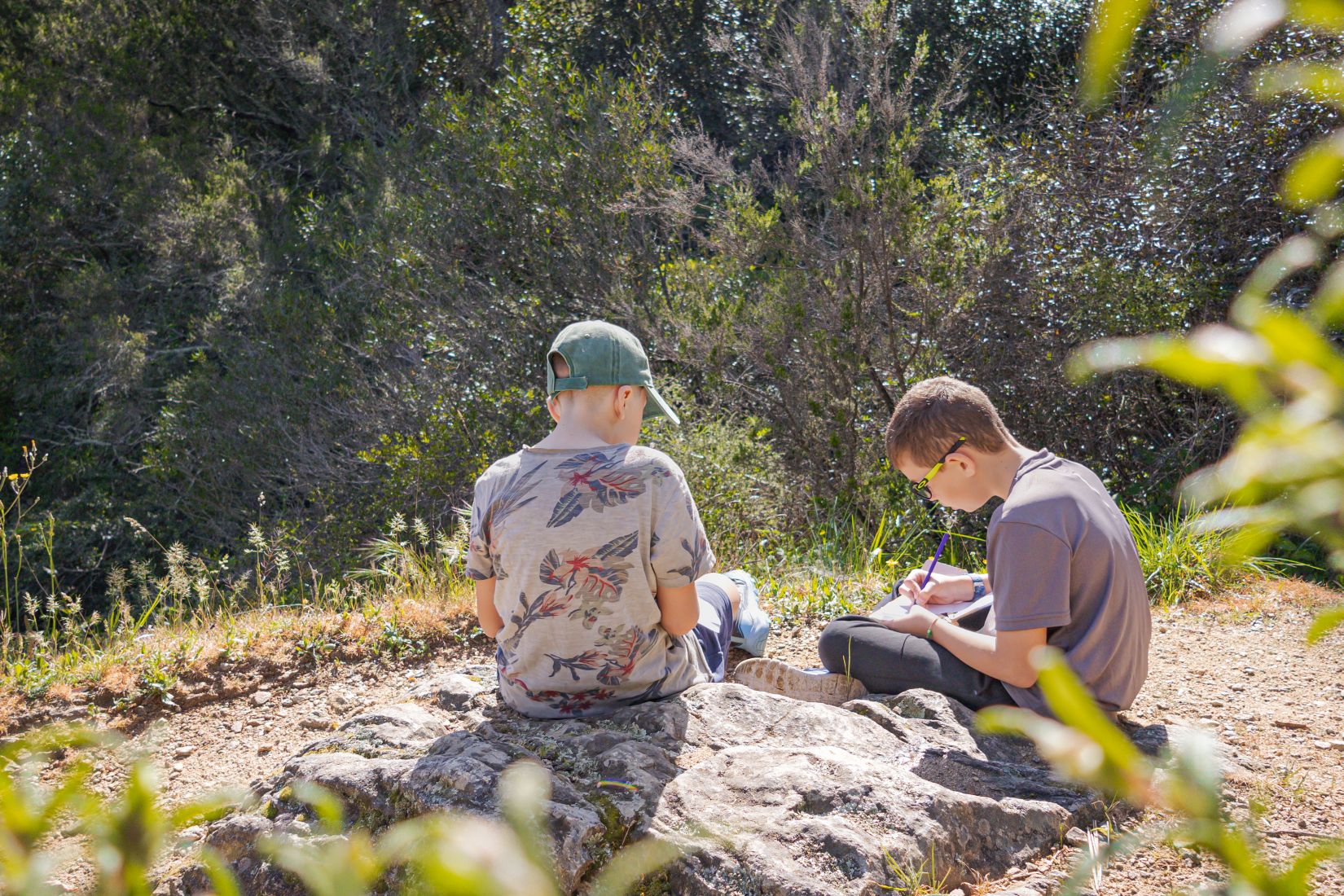 Enfants participant à un atelier nature, dessin et observation en plein air à Roquebrune-sur-Argens