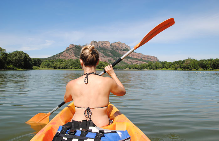 Balade en canoë sur le lac de l'Aréna à Roquebrune-sur-Argens face au Rocher de Roquebrune.