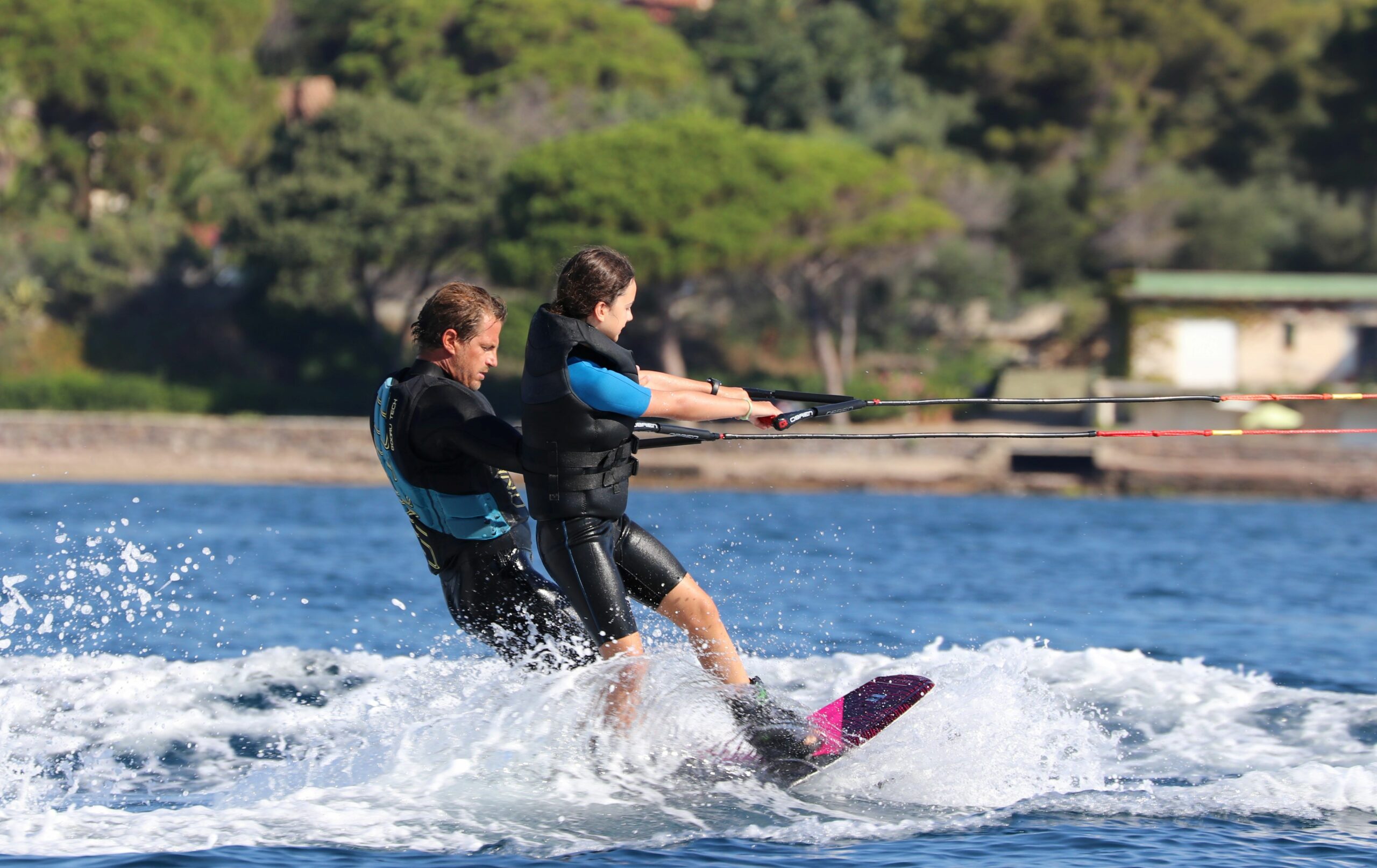 Séance de wakeboard encadrée sur la Méditerranée aux Issambres, activité nautique pour débutants et confirmés.