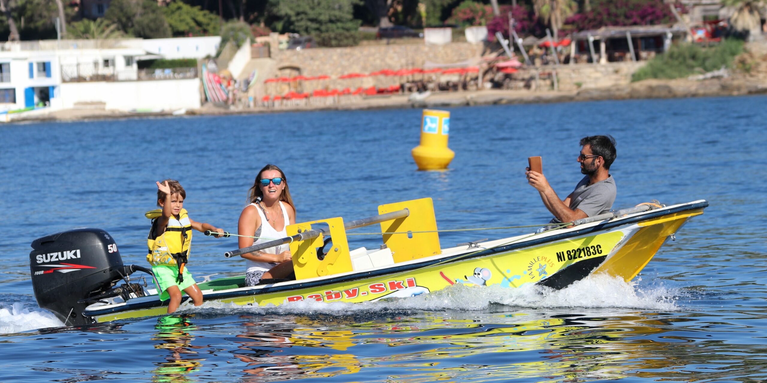 Initiation au baby ski nautique encadrée en Méditerranée au large des Issambres.