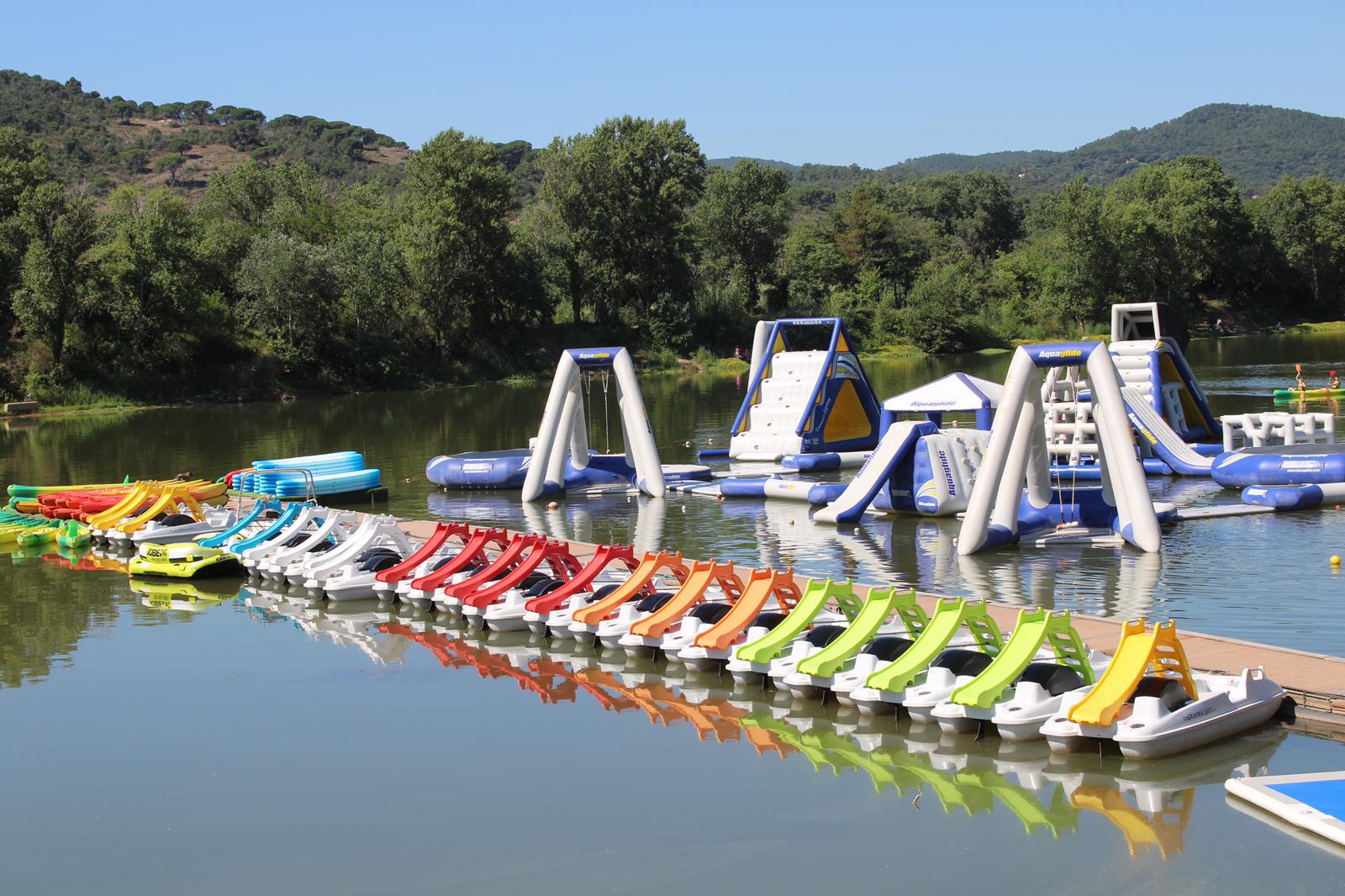 parc aquatique de l'aréna avec les sturcutres gonflables et les canoë et pédalo