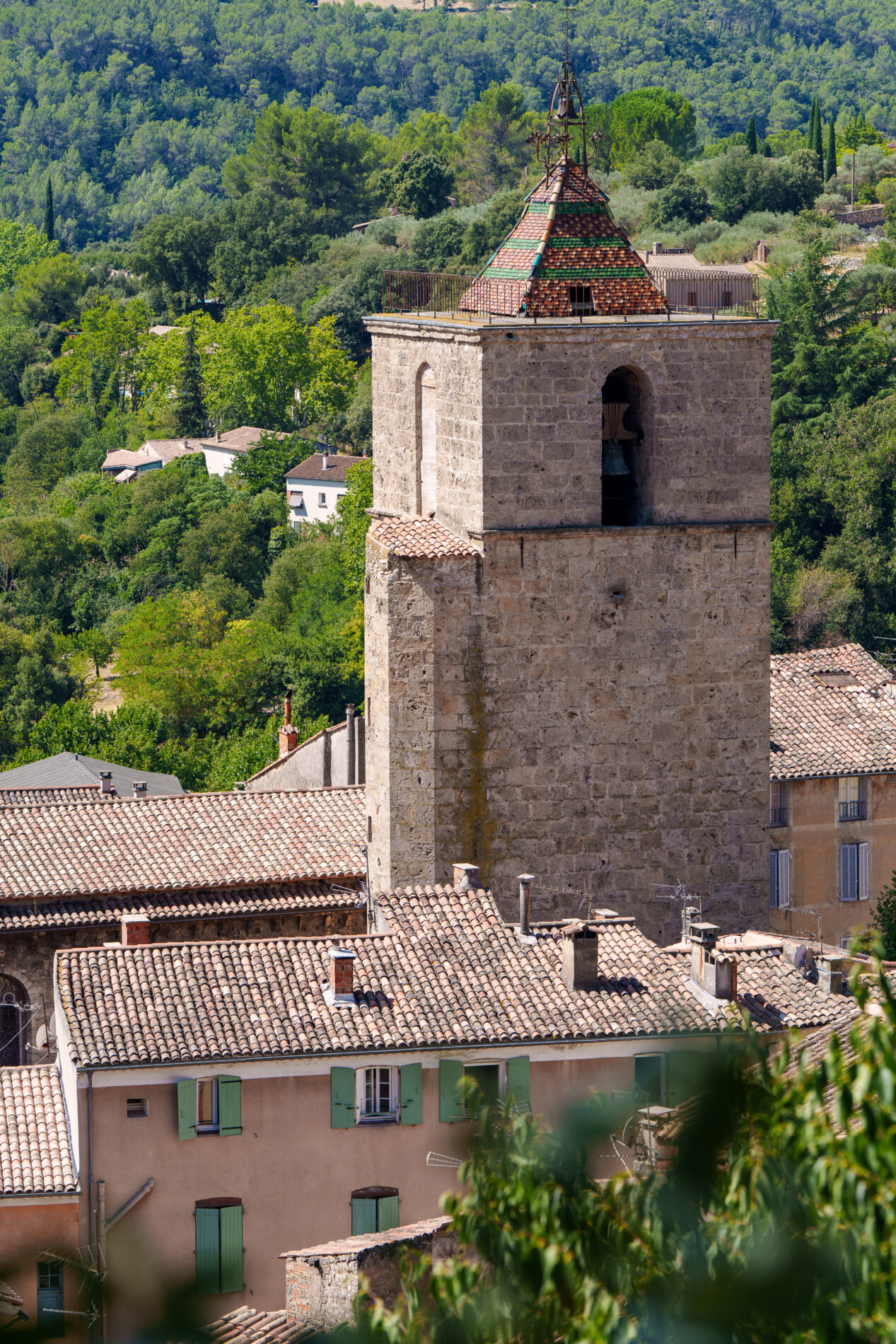 Vue aérienne du village de Barjols avec son beffroi et ses toits provençaux.