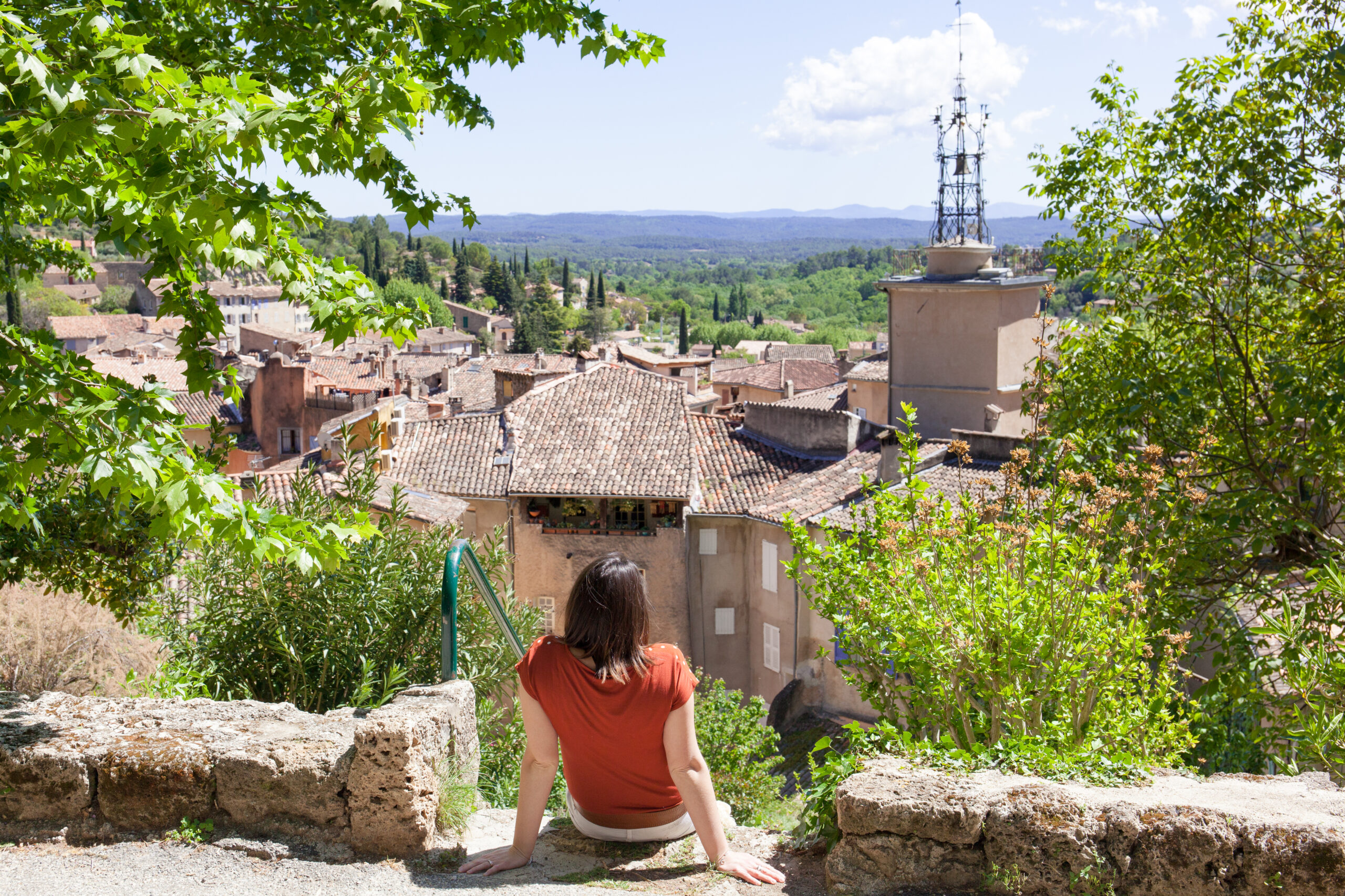 Panorama sur le village de Cotignac depuis un belvédère au-dessus des toits provençaux.
