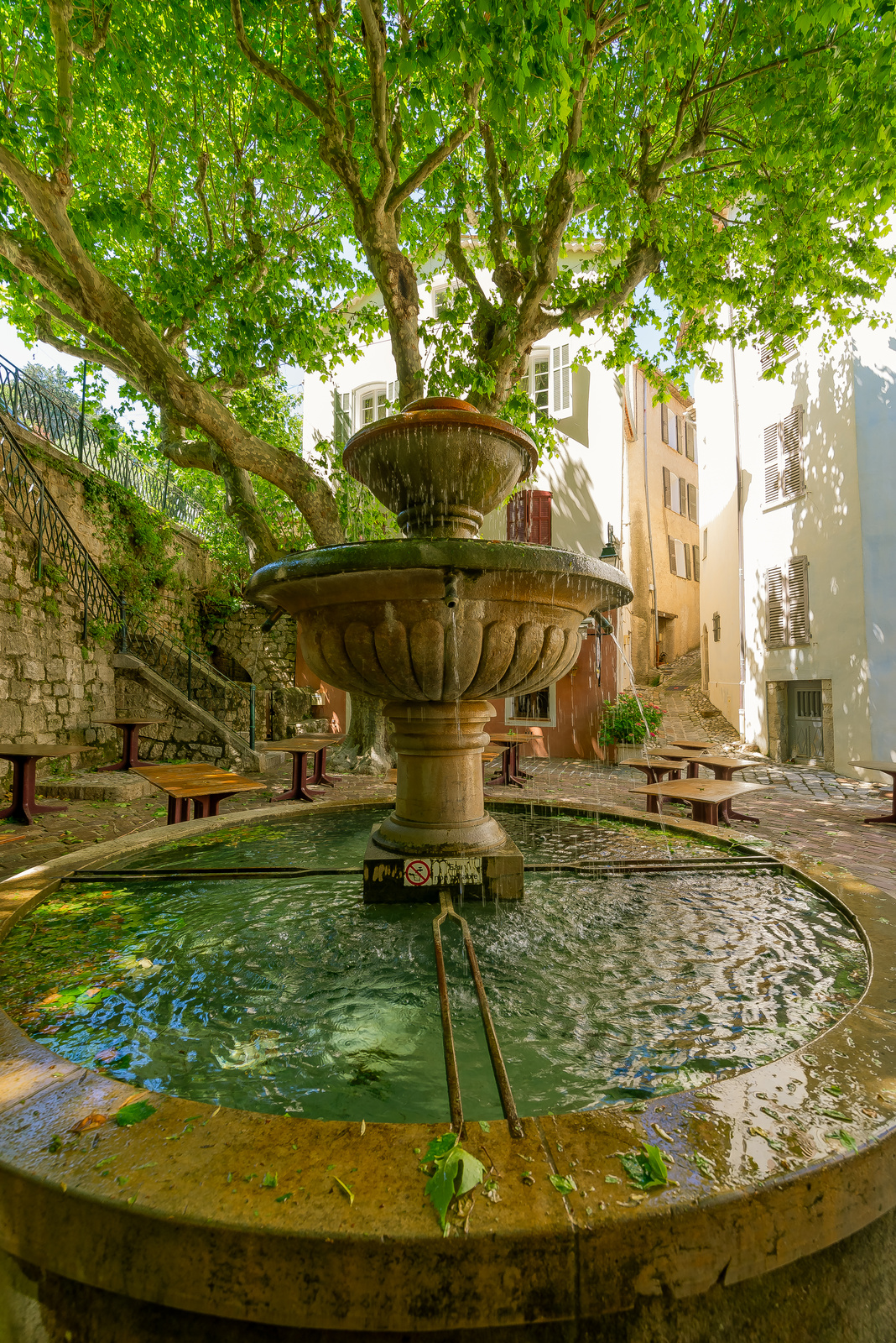 Fontaine de Seillans sous les platanes au cœur du village provençal.