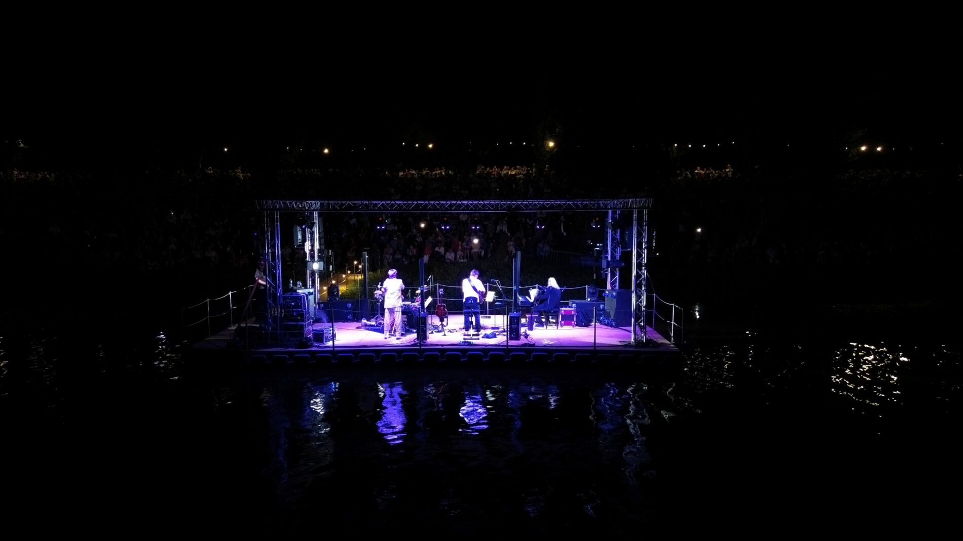 Concert de nuit sur scène flottante au lac de Roquebrune-sur-Argens