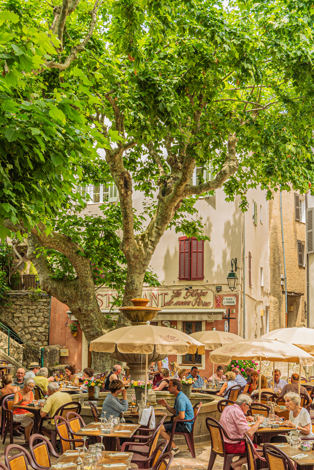 Terrasse du restaurant La Gloire de mon Père sur la place ombragée de Seillans.