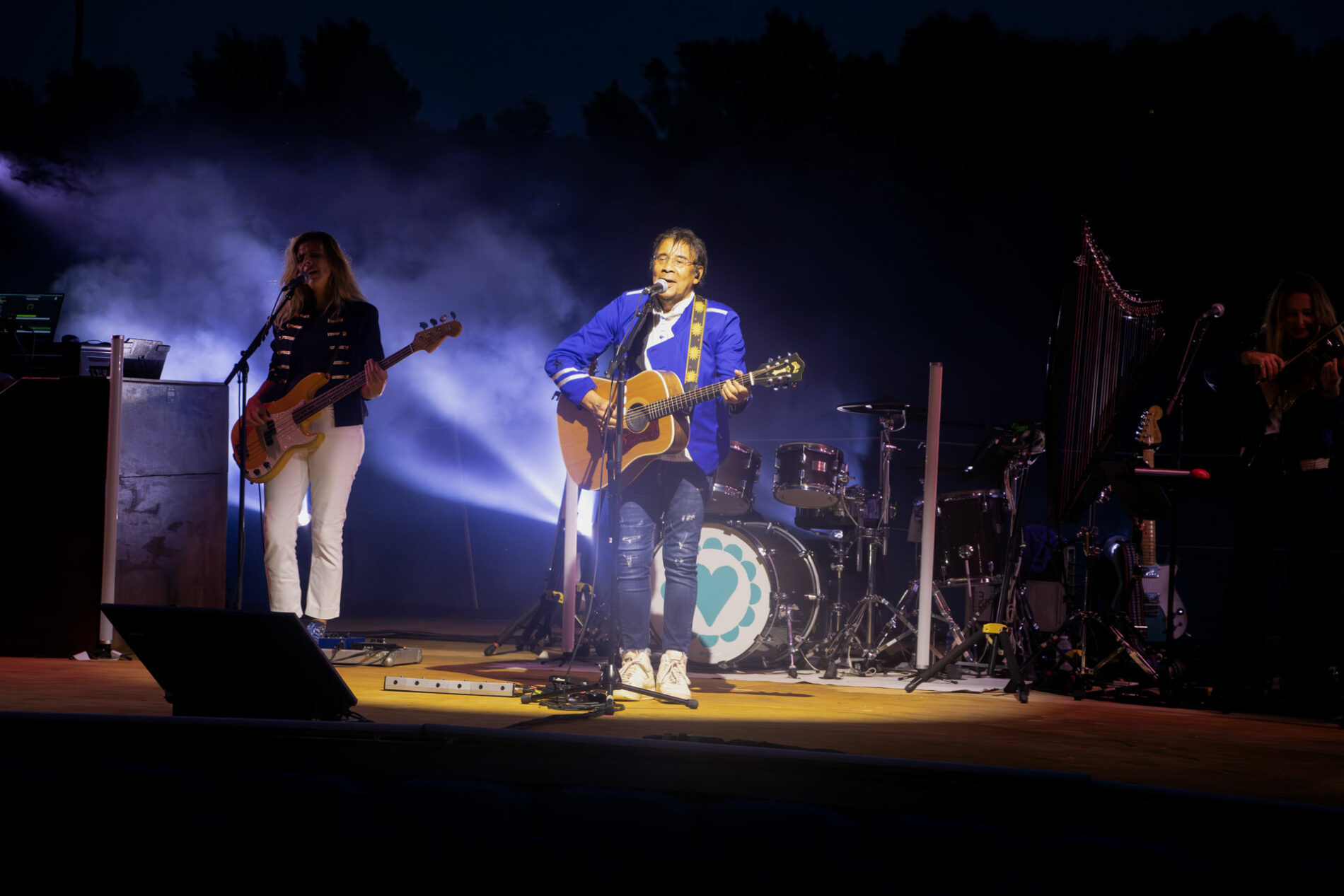 Artiste Voulzy à la guitare en concert sur le lac de Roquebrune-sur-Argens