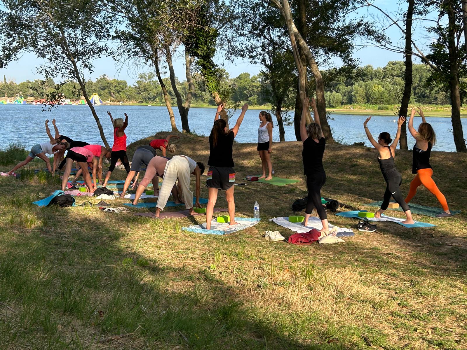 cours de yoga autour du lac de l'Aréna