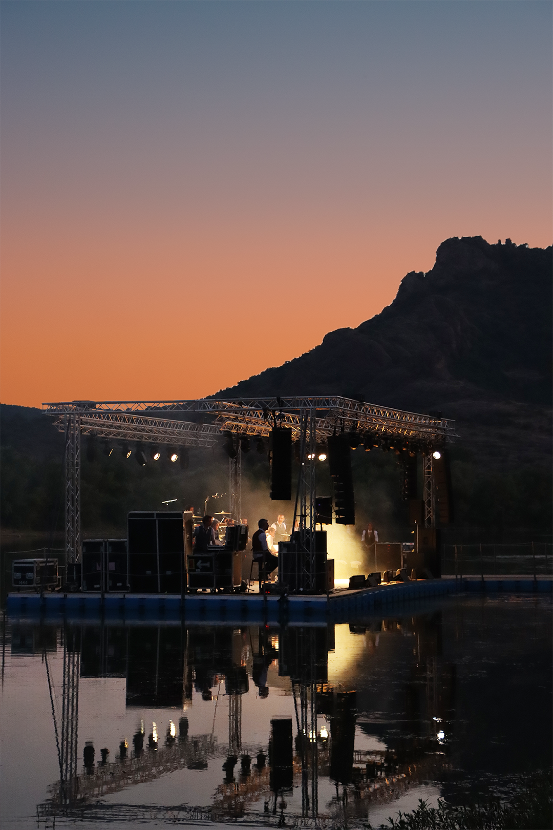 Coucher de soleil sur la scène de concert du lac de Roquebrune-sur-Argens
