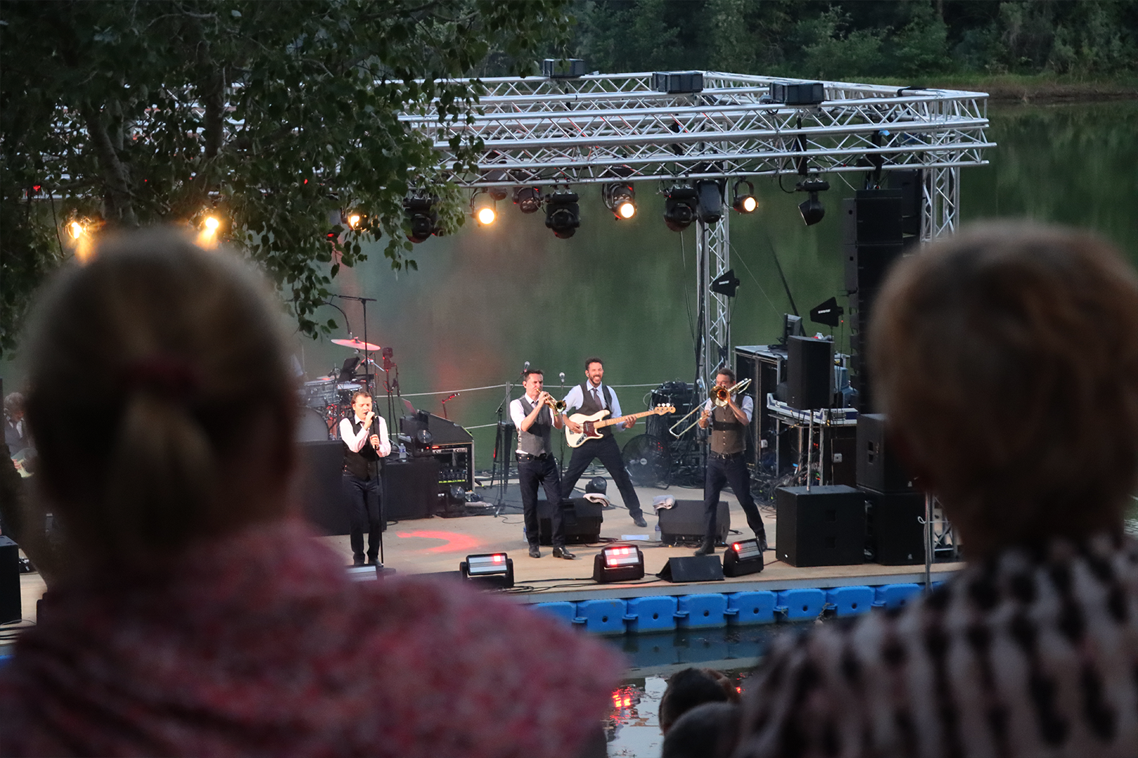 Concert en plein air au bord du lac de Roquebrune-sur-Argens, public au premier plan