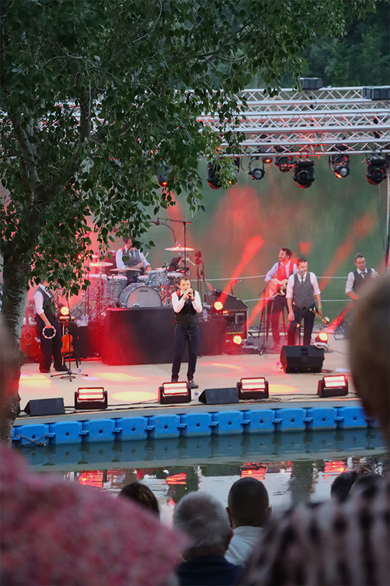 Spectateurs assistant à un concert au bord du lac de Roquebrune-sur-Argens