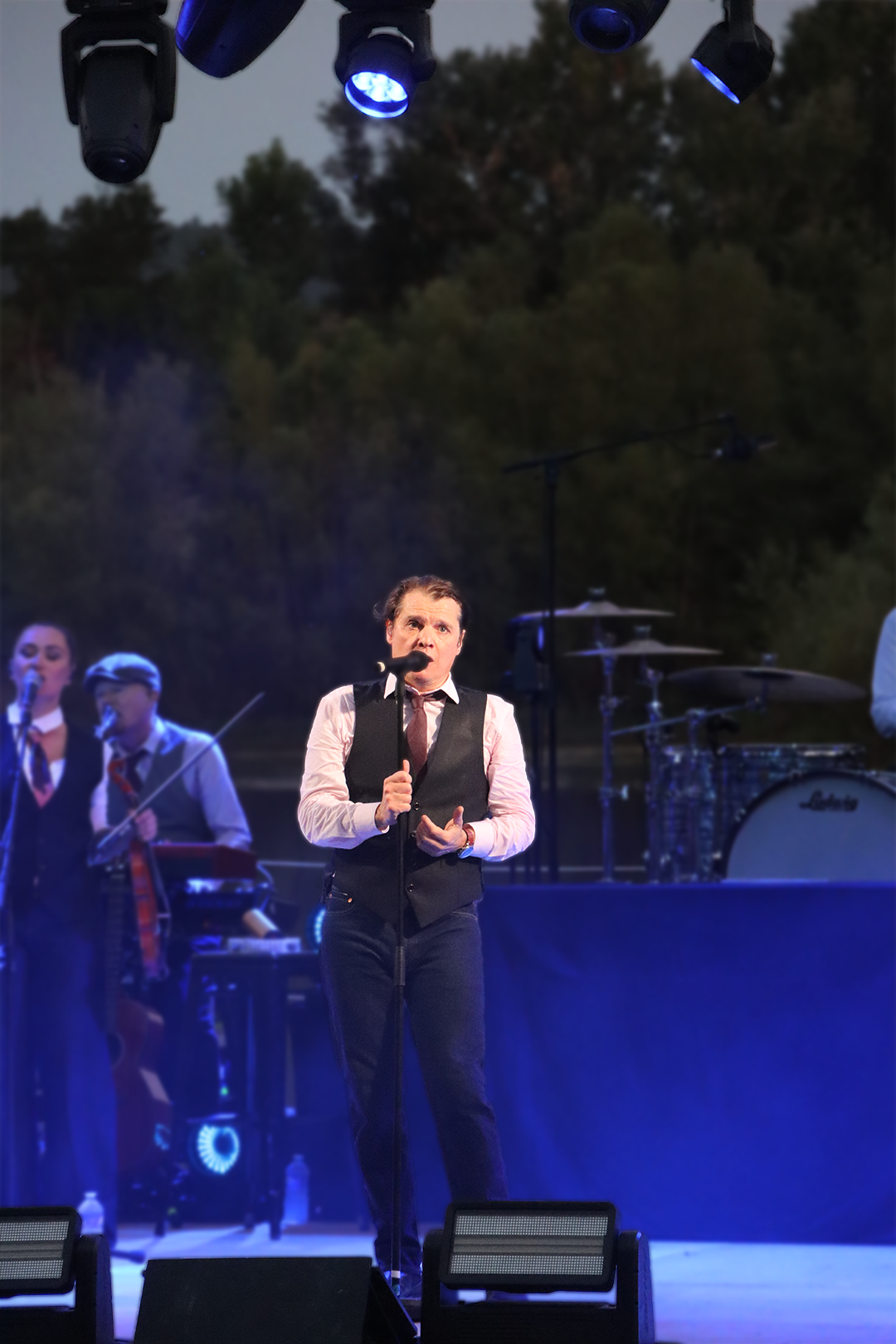 chanteur Bénabar en concert au lac de Roquebrune-sur-Argens, ambiance lumineuse bleue