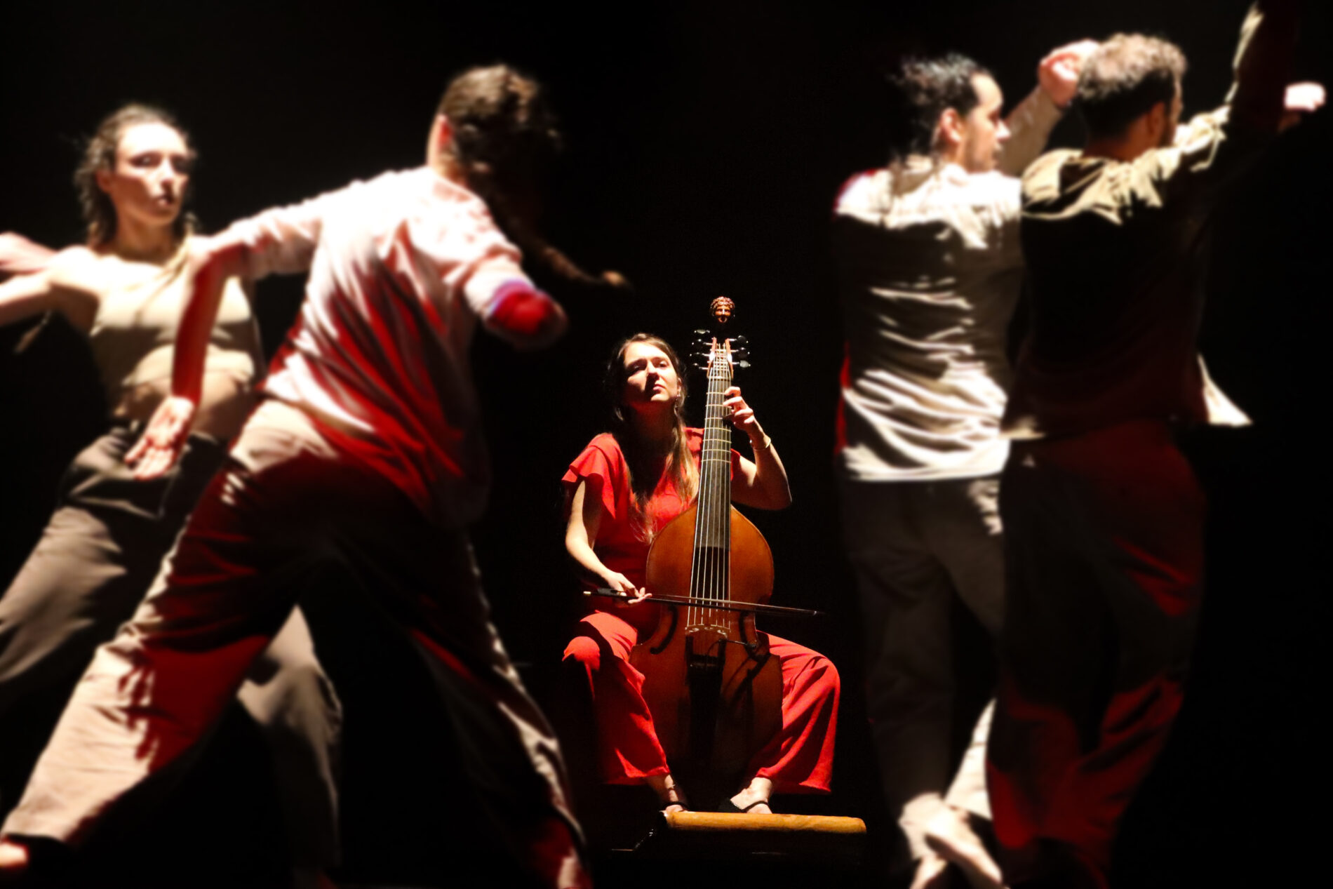 Spectacle Phénix mêlant musique et danse sur scène à Roquebrune-sur-Argens