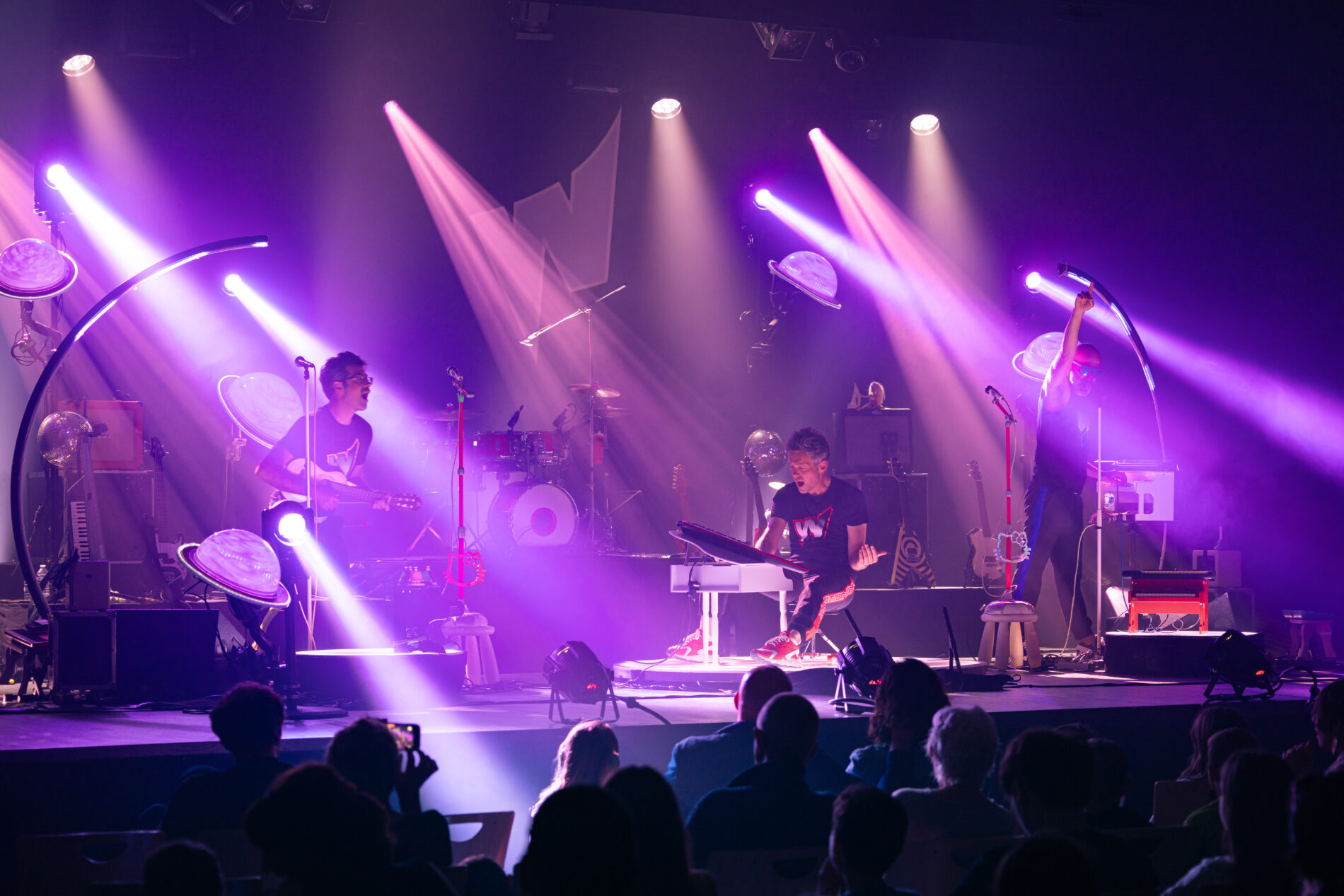 Concert de The Wackids sur scène devant le public à Roquebrune-sur-Argens
