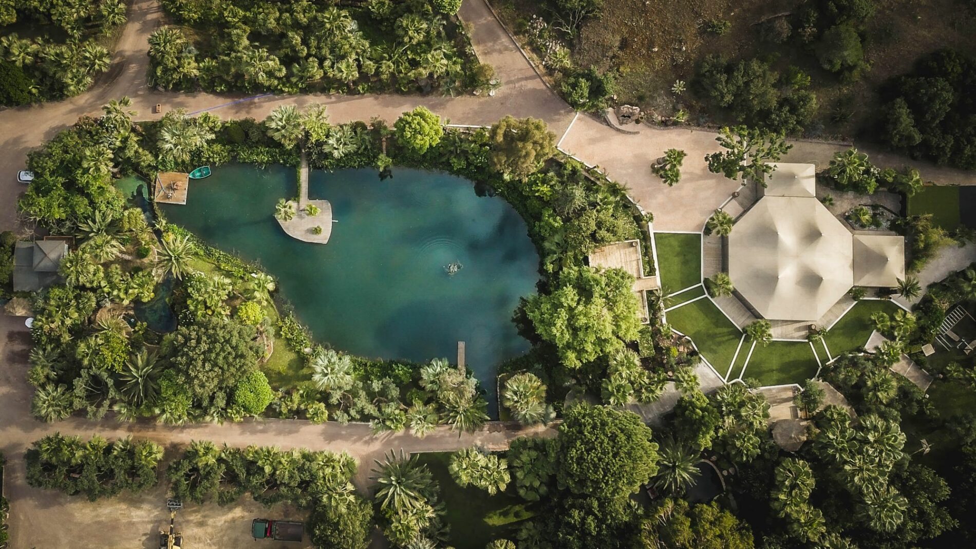 Vue aérienne du bassin et des jardins exotiques du Tropicana Flore à Roquebrune-sur-Argens