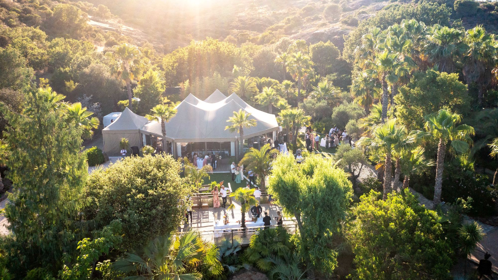 Réception en plein air au cœur du jardin exotique du Tropicana Flore à Roquebrune-sur-Argens