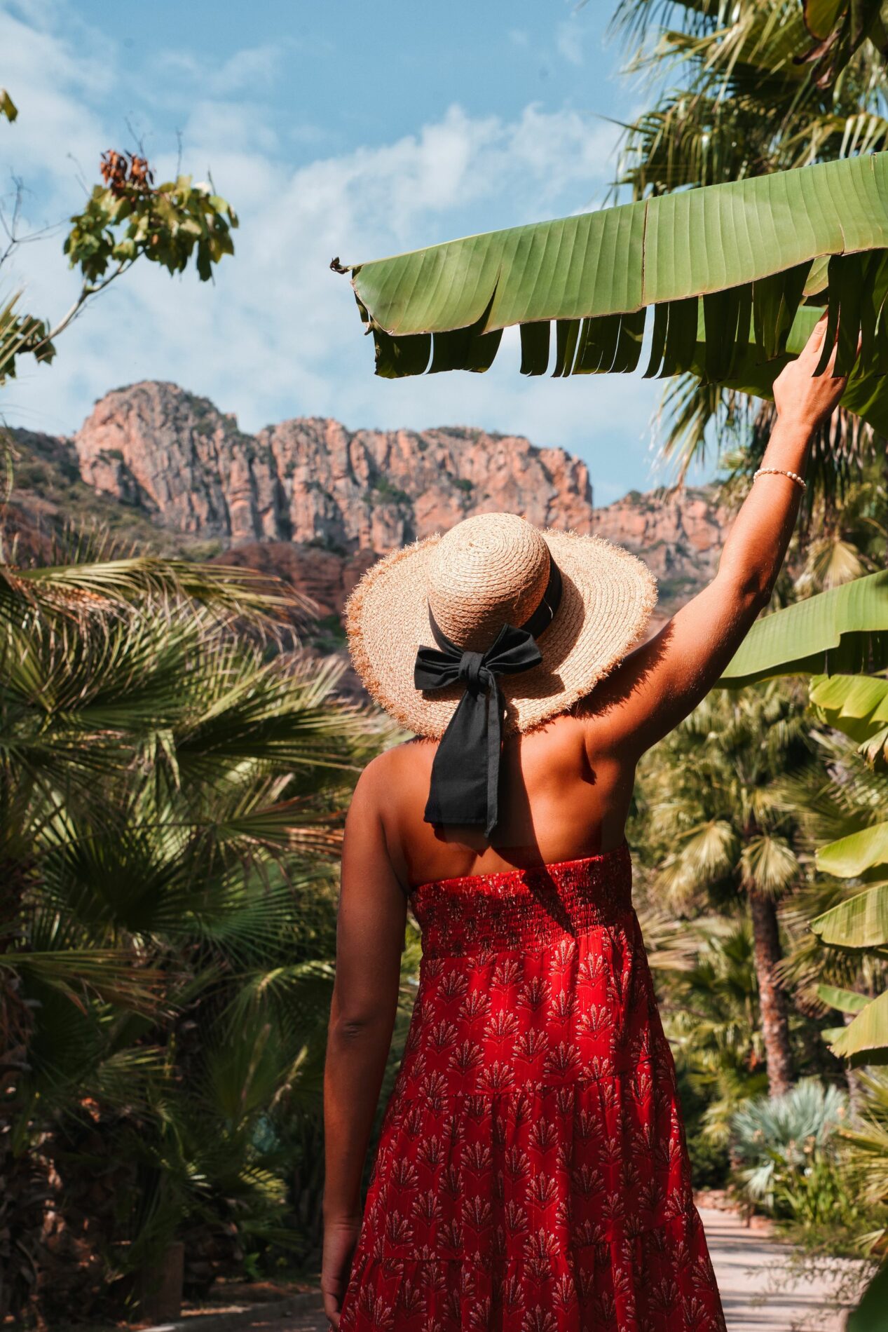 Visiteuse dans le jardin exotique du Tropicana Flore face au Rocher de Roquebrune-sur-Argens